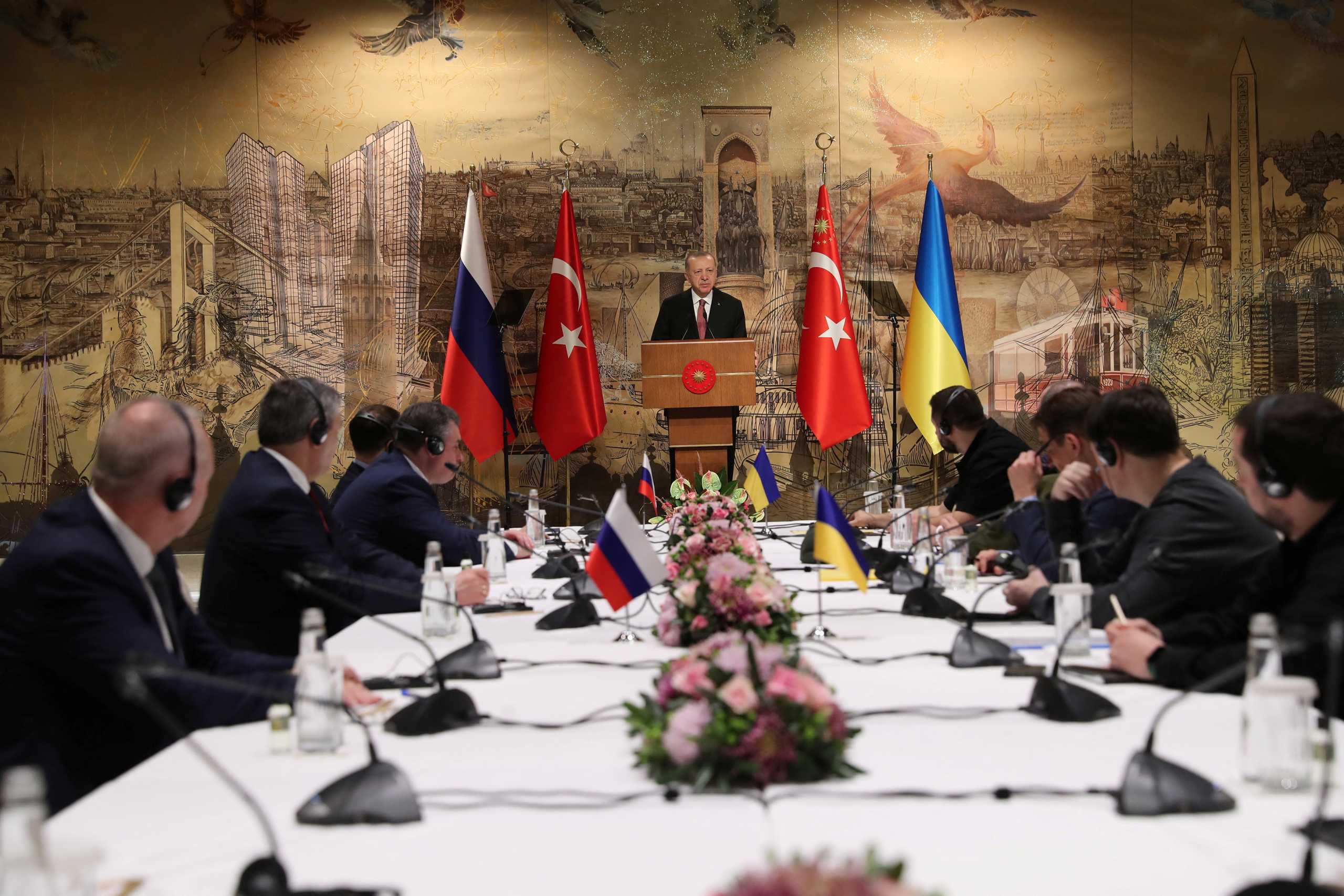 Turkish President Tayyip Erdogan addresses Russian and Ukrainian negotiators before their face-to-face talks in Istanbul, Turkey March 29, 2022. Murat Cetinmuhurdar