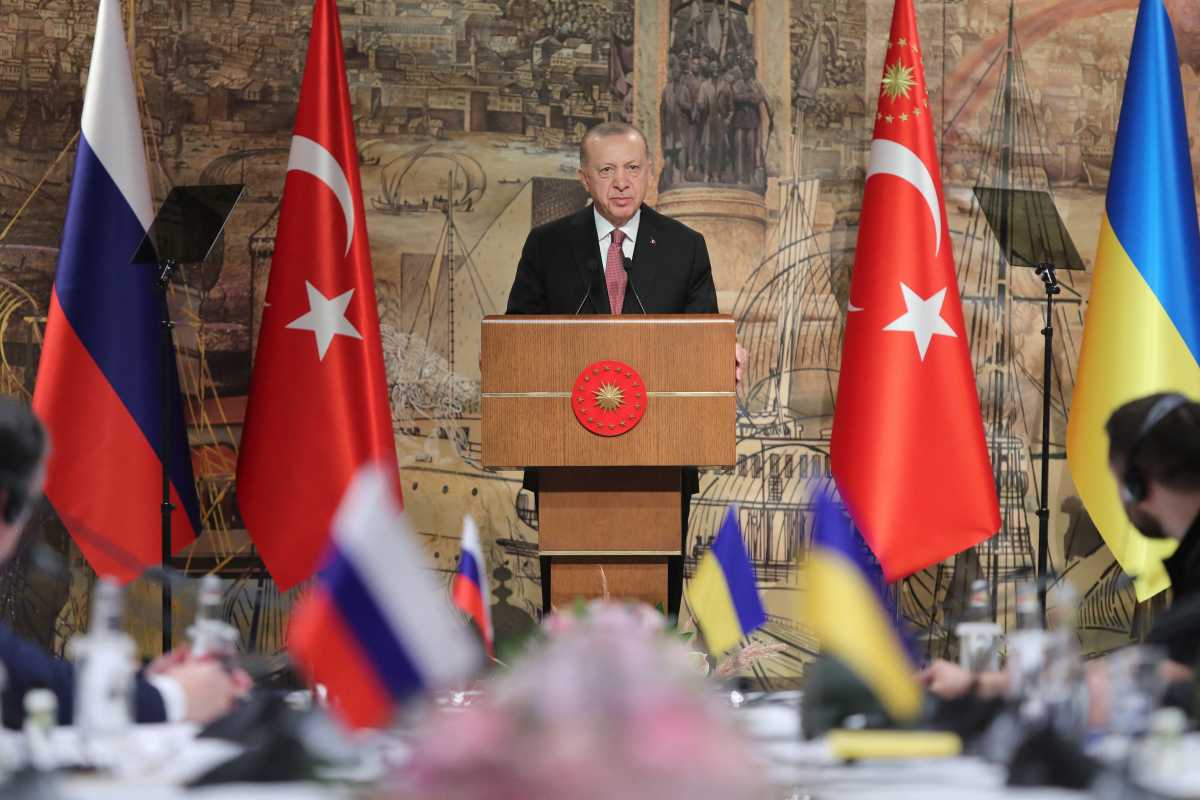 Turkish President Tayyip Erdogan addresses Russian and Ukrainian negotiators before their face-to-face talks in Istanbul, Turkey March 29, 2022. Murat Cetinmuhurdar