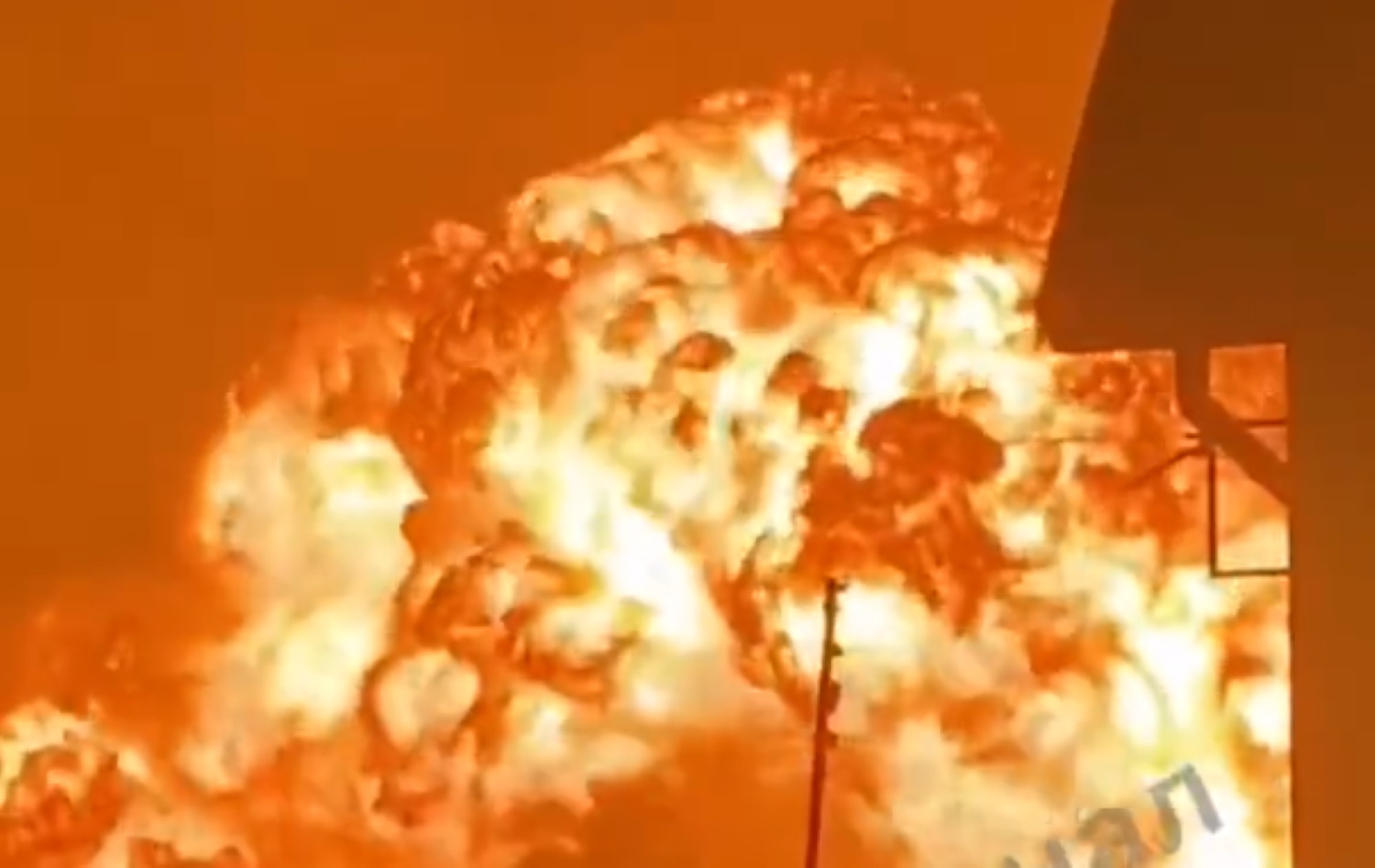 Πόλεμος στην Ουκρανία: Τεράστια έκρηξη σε αποθήκη καυσίμων έξω από το Κίεβο – Μαίνονται οι μάχες