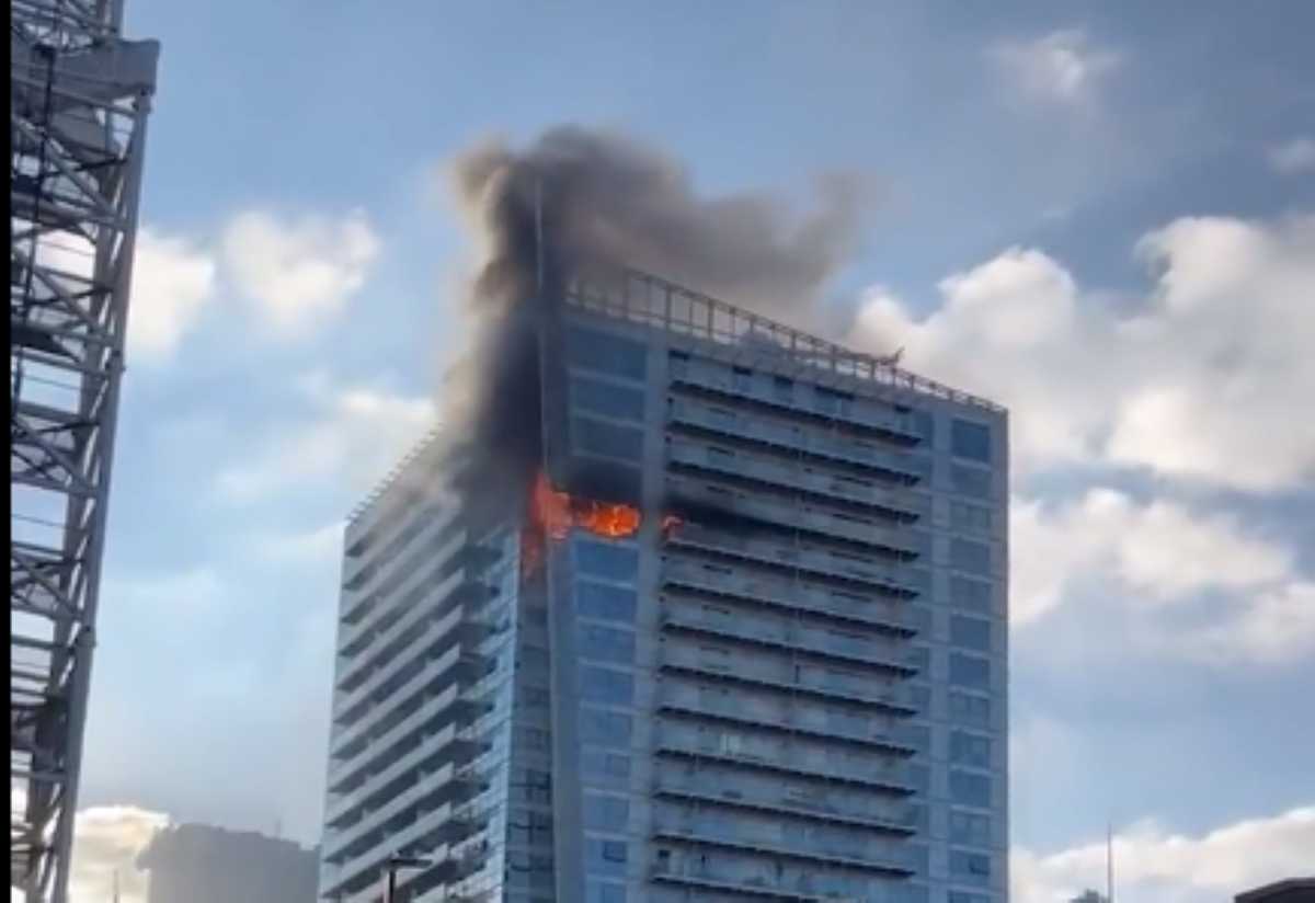 Μεγάλη φωτιά σε πολυώροφο κτίριο στο Λονδίνο