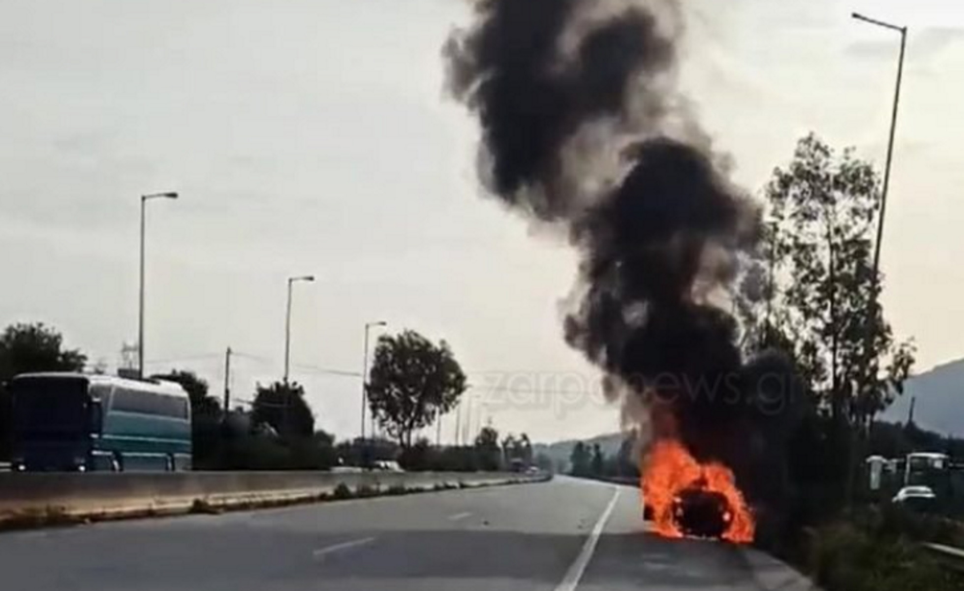 Χανιά: Αυτοκίνητο άρπαξε φωτιά εν κινήσει – Εικόνες από το λαμπάδιασμα και το μποτιλιάρισμα