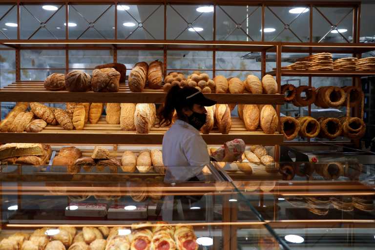 Ανατιμήσεις σε όλα τα προϊόντα - Σε ποιες περιοχές η τιμή του ψωμιού ξεπέρασε τα 2 ευρώ