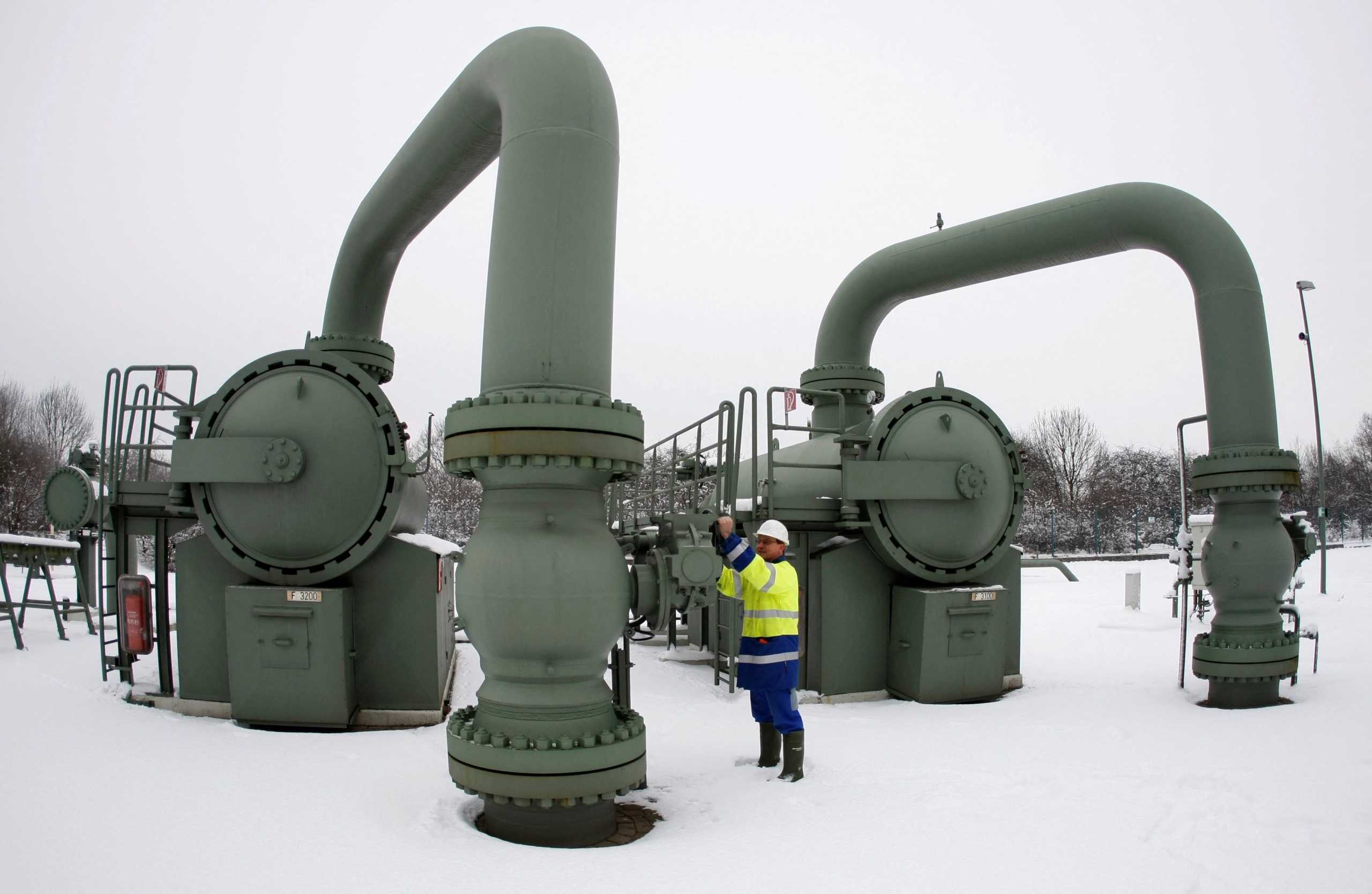FILE PHOTO: A technician of RWE controls a compressor station in the western town of Huenxe January 7, 2009.  REUTERS