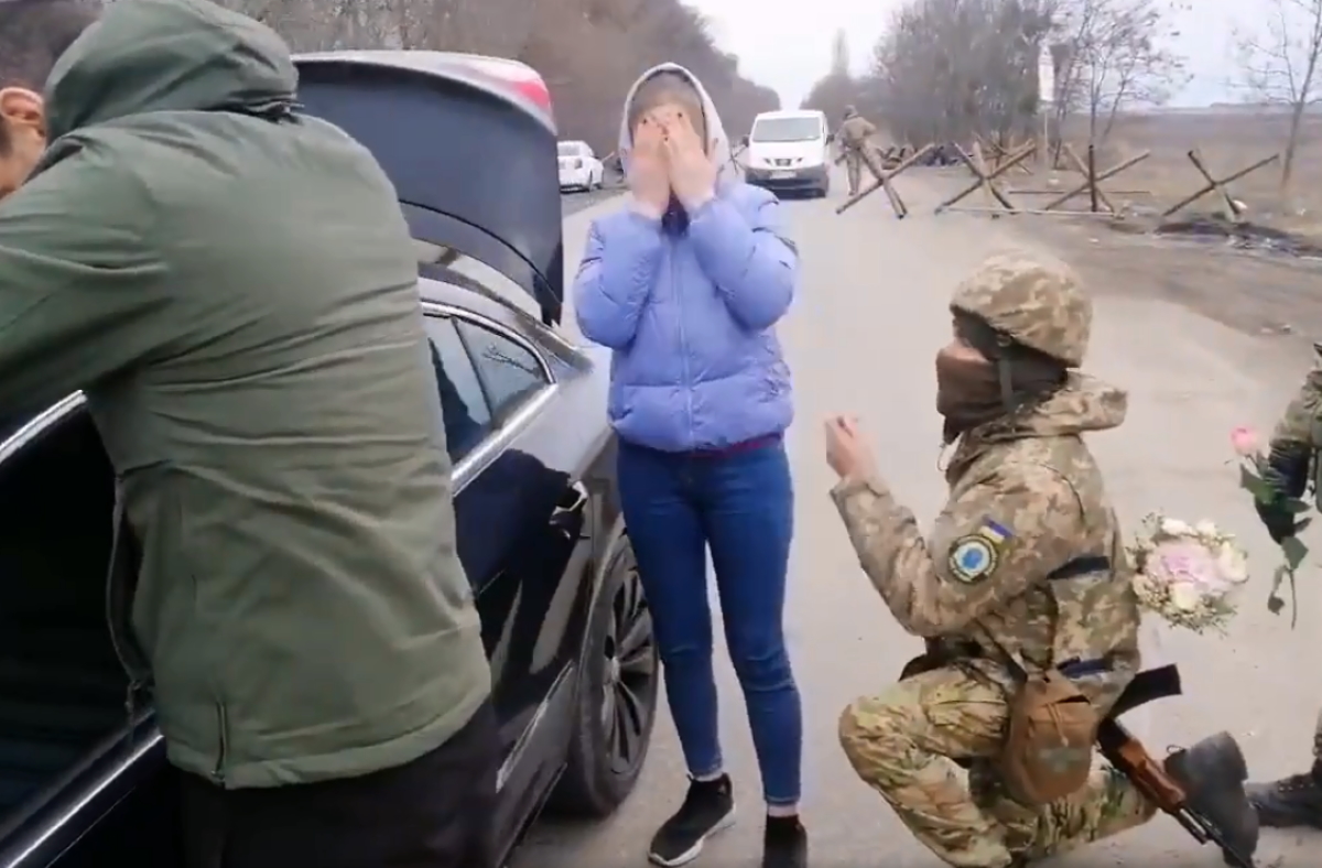 Πόλεμος στην Ουκρανία: Πρόταση γάμου σε… στρατιωτικό μπλόκο