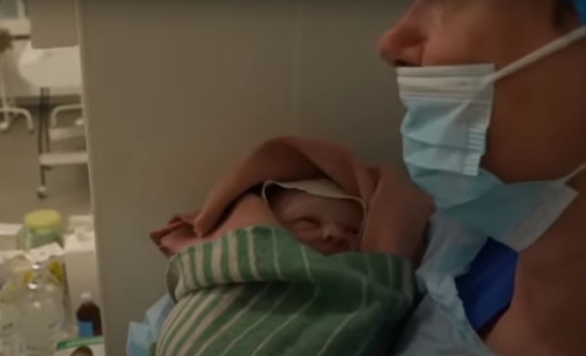 Πόλεμος στην Ουκρανία: Ελπίδα εν μέσω βομβαρδισμών – 10.683 γάμοι και 10.767 γεννήσεις