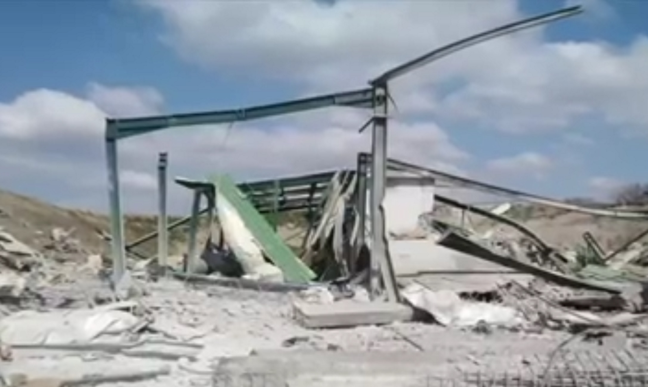 Γρεβενά: Ανατριχιαστικές εικόνες στο εργοστάσιο που εξαϋλώθηκε από την έκρηξη με τους τρεις νεκρούς