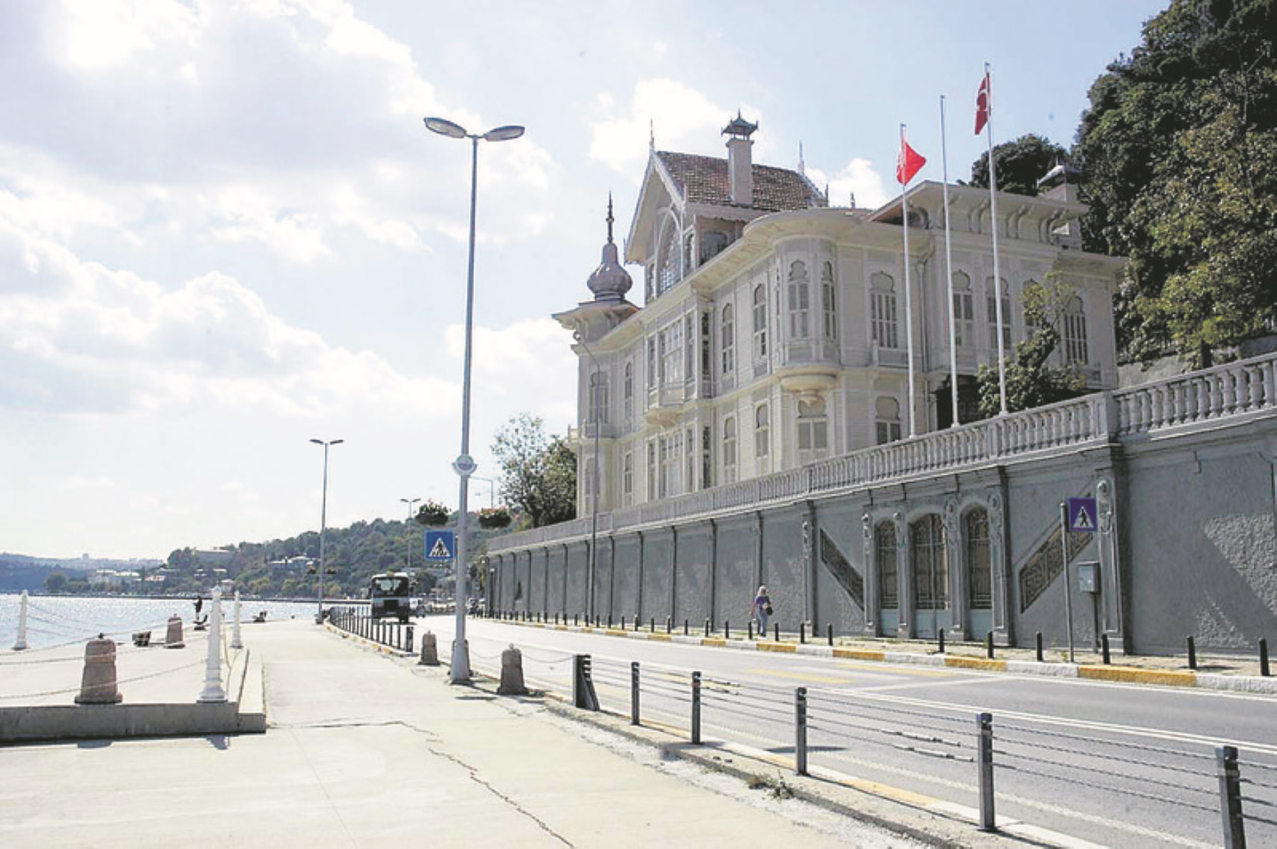 1988'DE CUMHURBASKANLIGINA TAHSIS EDILEN ISTANBUL'DAKI TARIHI HUBER KOSKU'NDE CUMHURBASKANLIGI KONUTU YABANCI DEVLET BASKANLARI KONUKEVI RESEPSIYON ALANI SOSYAL TESIS OTEL BINASI YUZME HAVUZU VE VILLALAR BULUNUYOR