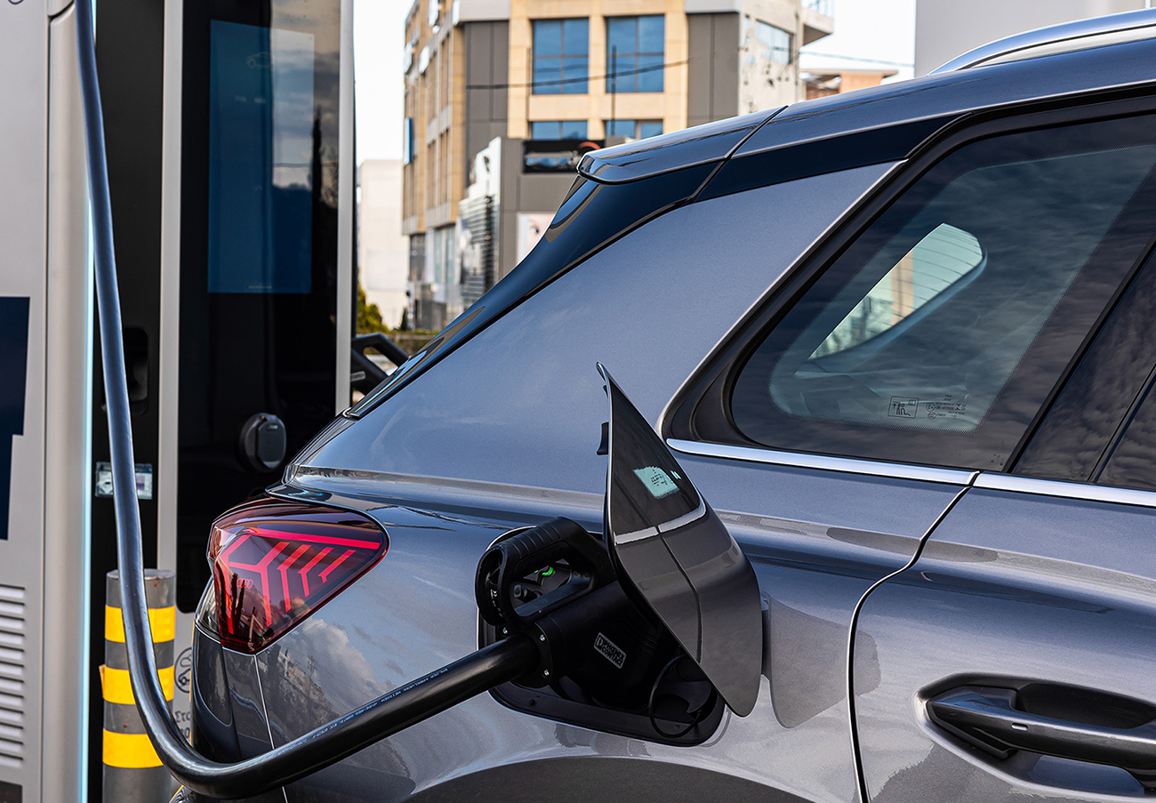 ? H Audi ıÎÔÔÈÂﬂ ÏÂ ÛıÌ›ÂÈ· ÙÁ ÛÙÒ·ÙÁ„ÈÍﬁ ‚ÄúVorsprung 2030‚Äù, ›˜ÔÌÙ·Ú ÛﬁÏÂÒ· ÛÙÁ „Í‹Ï·
ÙÁÚ ÂÙ‹ ·ÏÈ„˛Ú ÁÎÂÍÙÒÈÍ‹ ÏÔÌÙ›Î·, ﬁ‰Á ‰È·Ë›ÛÈÏ· Í·È ÛÙÁÌ ≈ÎÎ‹‰·
? ÃÂ ÛÙ¸˜Ô ÙÁÌ ıÔÛÙﬁÒÈÓÁ ÙÁÚ ‰È‹‰ÔÛÁÚ ÙÁÚ ÁÎÂÍÙÒÔÍﬂÌÁÛÁÚ ÛÙÁ ˜˛Ò· Ï·Ú, Á Kosmocar-Audi
Â„Í·Ù›ÛÙÁÛÂ ›ÌÙÂ ıÂÒˆÔÒÙÈÛÙ›Ú (hyperchargers) ÁÎÂÍÙÒÈÍ˛Ì ·ıÙÔÍÈÌﬁÙ˘Ì ÈÛ˜˝ÔÚ 180 kW,
ÛÂ ·ÌÙﬂÛÙÔÈ˜· ÛÁÏÂﬂ· ÙÔı ‰ÈÍÙ˝Ôı ÙÁÚ
? œÈ ›ÌÙÂ ıÂÒˆÔÒÙÈÛÙ›Ú ‚ÒﬂÛÍÔÌÙ·È ÛÙÁÌ ¡ËﬁÌ· (·¸ ›Ì·Ú ÛÂ Ã·ÒÔ˝ÛÈ Í·È ¡Ò„ıÒÔ˝ÔÎÁ),
ÛÙÁ »ÂÛÛ·ÎÔÌﬂÍÁ, Ù· …˘‹ÌÌÈÌ· Í·È ÙÁ —¸‰Ô Í·È ÂﬂÌ·È ‰È·Ë›ÛÈÏÔÈ „È· ˆ¸ÒÙÈÛÁ ÁÎÂÍÙÒÈÍ˛Ì
·ıÙÔÍÈÌﬁÙ˘Ì Í‹ËÂ Ï‹ÒÍ·Ú
« Audi ‰È·‰Ò·Ï·ÙﬂÊÂÈ Ò˘Ù·„˘ÌÈÛÙÈÍ¸ Ò¸ÎÔ ÛÙÁÌ ÁÎÂÍÙÒÔÍﬂÌÁÛÁ. ’ÎÔÔÈÂﬂ ÏÂ Ù·˜ÂﬂÚ ÒıËÏÔ˝Ú ÙÁ
ÛÙÒ·ÙÁ„ÈÍﬁ ÏÂÙ·Û˜ÁÏ·ÙÈÛÏÔ˝ ‚ÄúVorsprung 2030‚Äù, Á ÔÔﬂ· ÒÔ‚Î›ÂÈ Á ÂÙ·ÈÒÂﬂ· Ì· ›˜ÂÈ ÛÙÁ „Í‹Ï·
ÙÁÚ ÂÒÈÛÛ¸ÙÂÒ· ·¸ 20 ·ÏÈ„˛Ú ÁÎÂÍÙÒÈÍ‹ ÏÔÌÙ›Î· Ï›˜ÒÈ ÙÔ 2025, ÂÌ˛ ·¸ ÙÔ 2026 ¸Î· Ù·
Í·ÈÌÔ˝Ò„È· ·ıÙÔÍﬂÌÁÙ· Ôı Ë· Î·ÌÛ‹ÒÂÈ Á Ï‹ÒÍ· Ë· ÂﬂÌ·È ·ÔÍÎÂÈÛÙÈÍ‹ ÁÎÂÍÙÒÈÍ‹.
”Â ·„Í¸ÛÏÈÔ ÂﬂÂ‰Ô, ÔÈ ÂÎ‹ÙÂÚ ·ÌÙ·ÔÍÒﬂÌÔÌÙ·È ÛÙÁ ÛÙÒ·ÙÁ„ÈÍﬁ ÙÁÚ Audi, ÏÂ ÙÈÚ ·Ò·‰¸ÛÂÈÚ
·ÏÈ„˛Ú ÁÎÂ