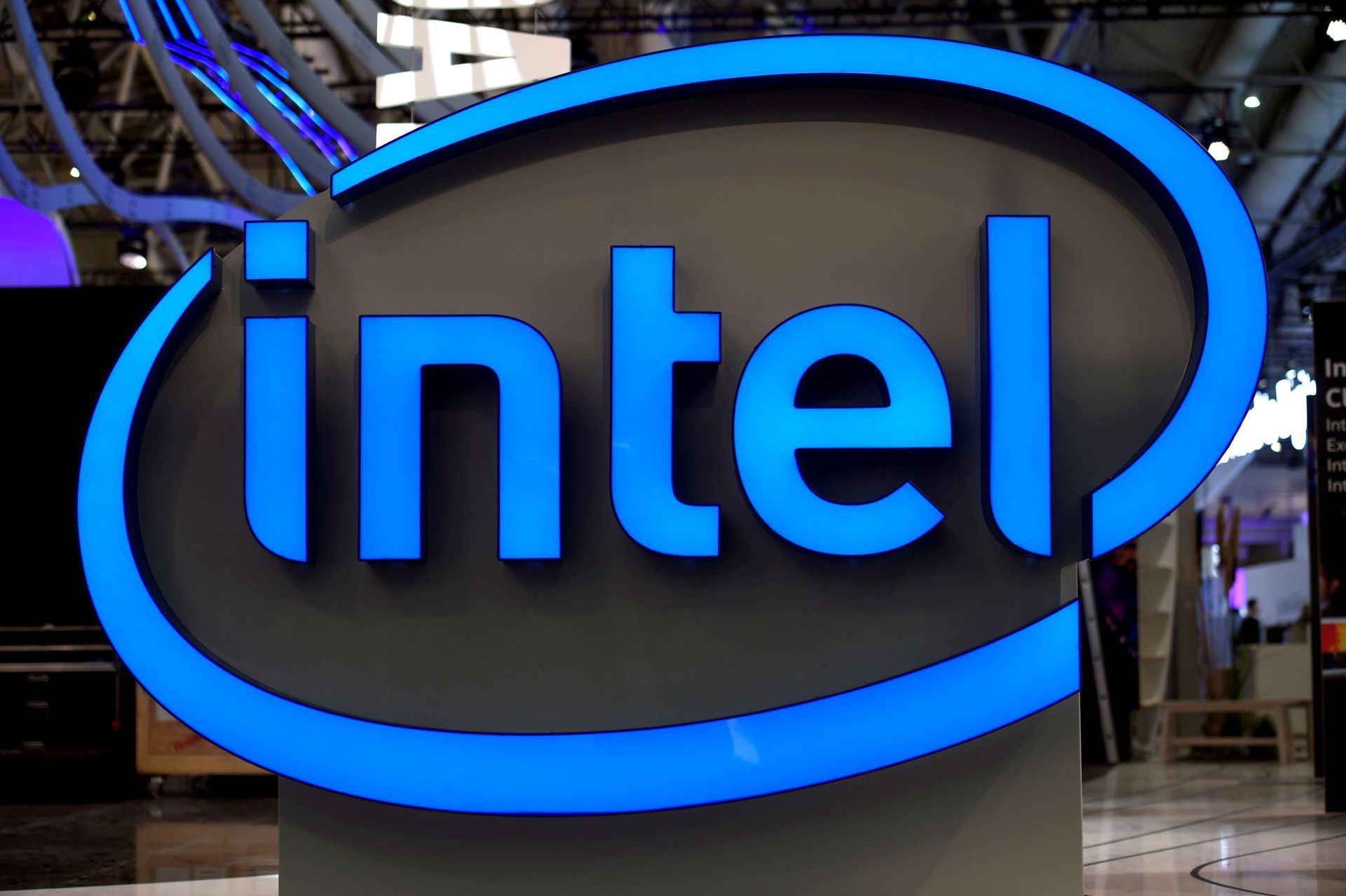 Πόλεμος στην Ουκρανία: Η Intel αποχωρεί από την Ρωσία