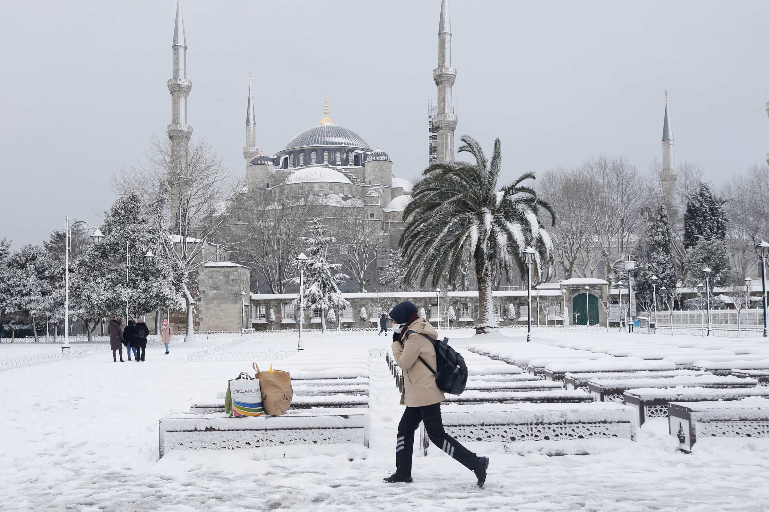 Κωνσταντινούπολη: Παρέλυσε λόγω χιονιά, σταμάτησαν τα λεωφορεία, ακυρώθηκαν πτήσεις, έκλεισαν σχολεία