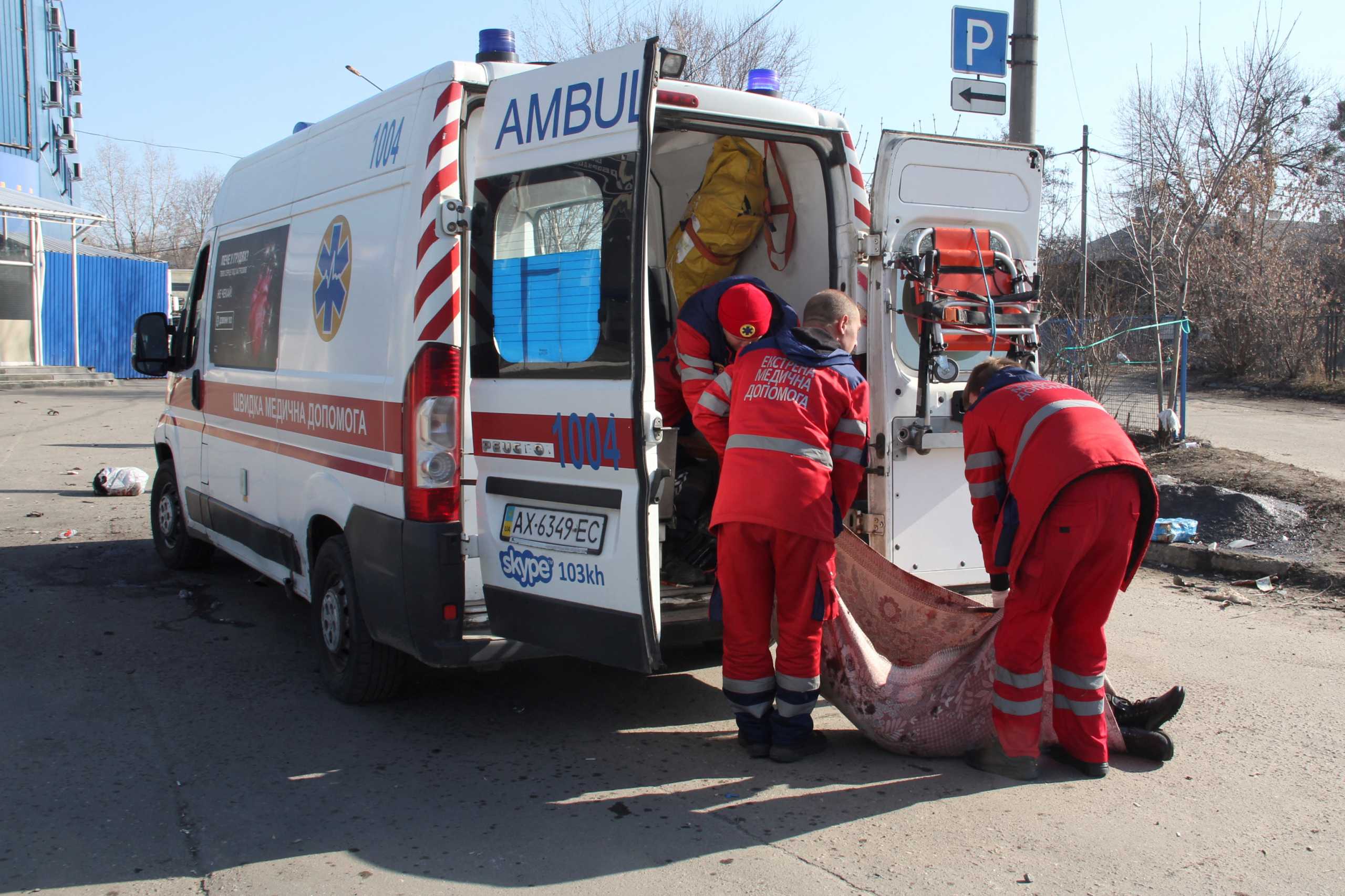 Πόλεμος στην Ουκρανία: Έξι άμαχοι νεκροί και 15 τραυματίες από ρωσικό βομβαρδισμό στο Χάρκοβο – Σκληρές εικόνες