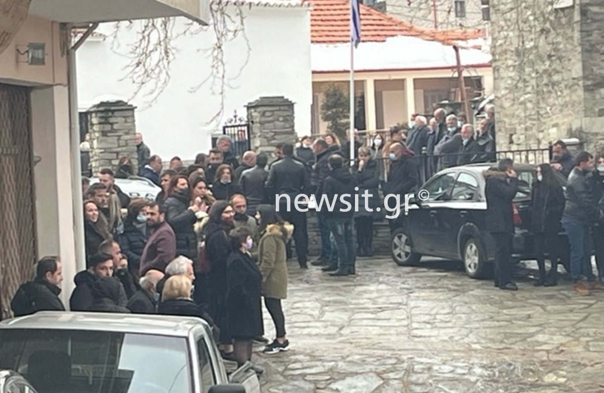Θεσσαλονίκη: «Άφησε τρία κοριτσάκια ορφανά» – Πλήθος κόσμου στην κηδεία της 41χρονης που δολοφονήθηκε από τον πρώην σύντροφο της