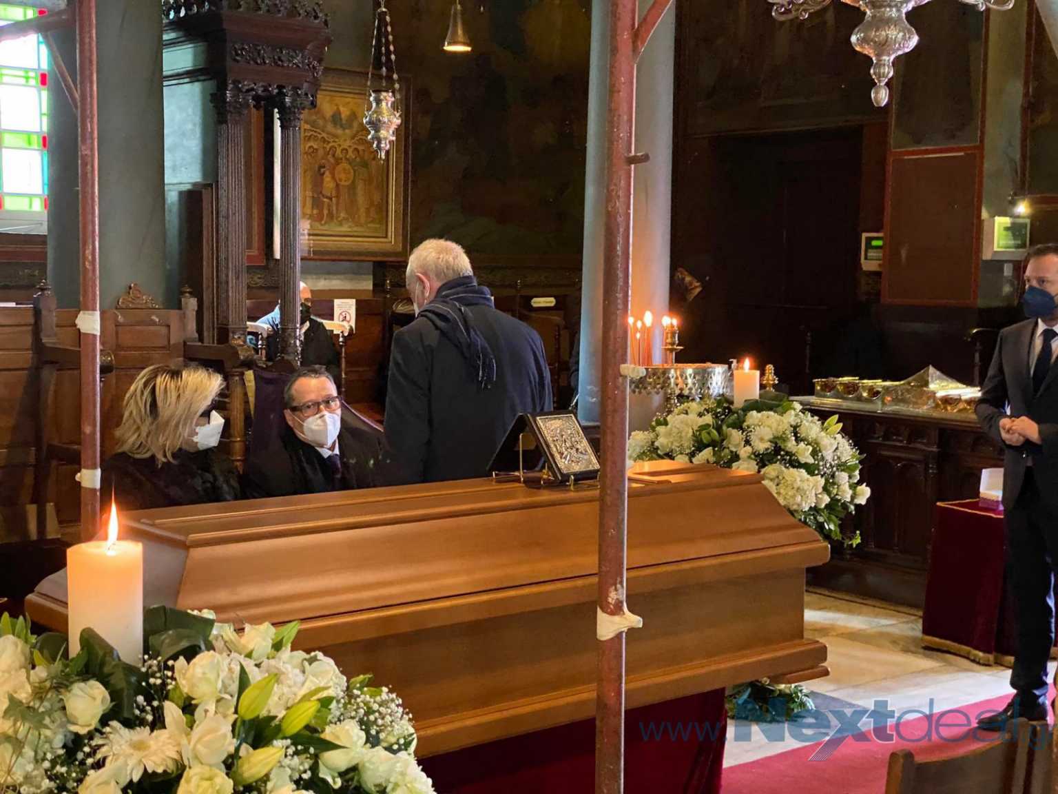 Η Εξόδιος Ακολουθία του Δημήτρη Κοντομηνά: Έγινε στην Ύδρα σε στενό οικογενειακό κύκλο (VIDEO)