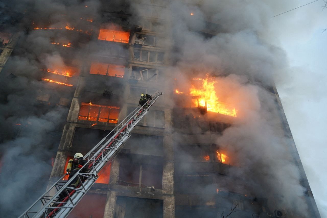 Πόλεμος στην Ουκρανία: Εφιάλτης στο Κίεβο, πολυκατοικίες στις φλόγες, 2 νεκροί