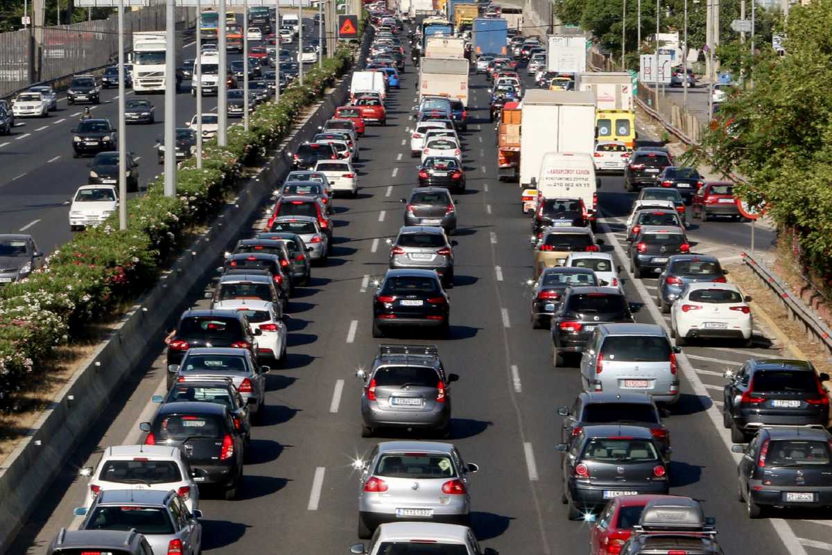 Κίνηση στους δρόμους: Κορυφώνεται η έξοδος για το τριήμερο της 25ης Μαρτίου – Πού υπάρχουν προβλήματα