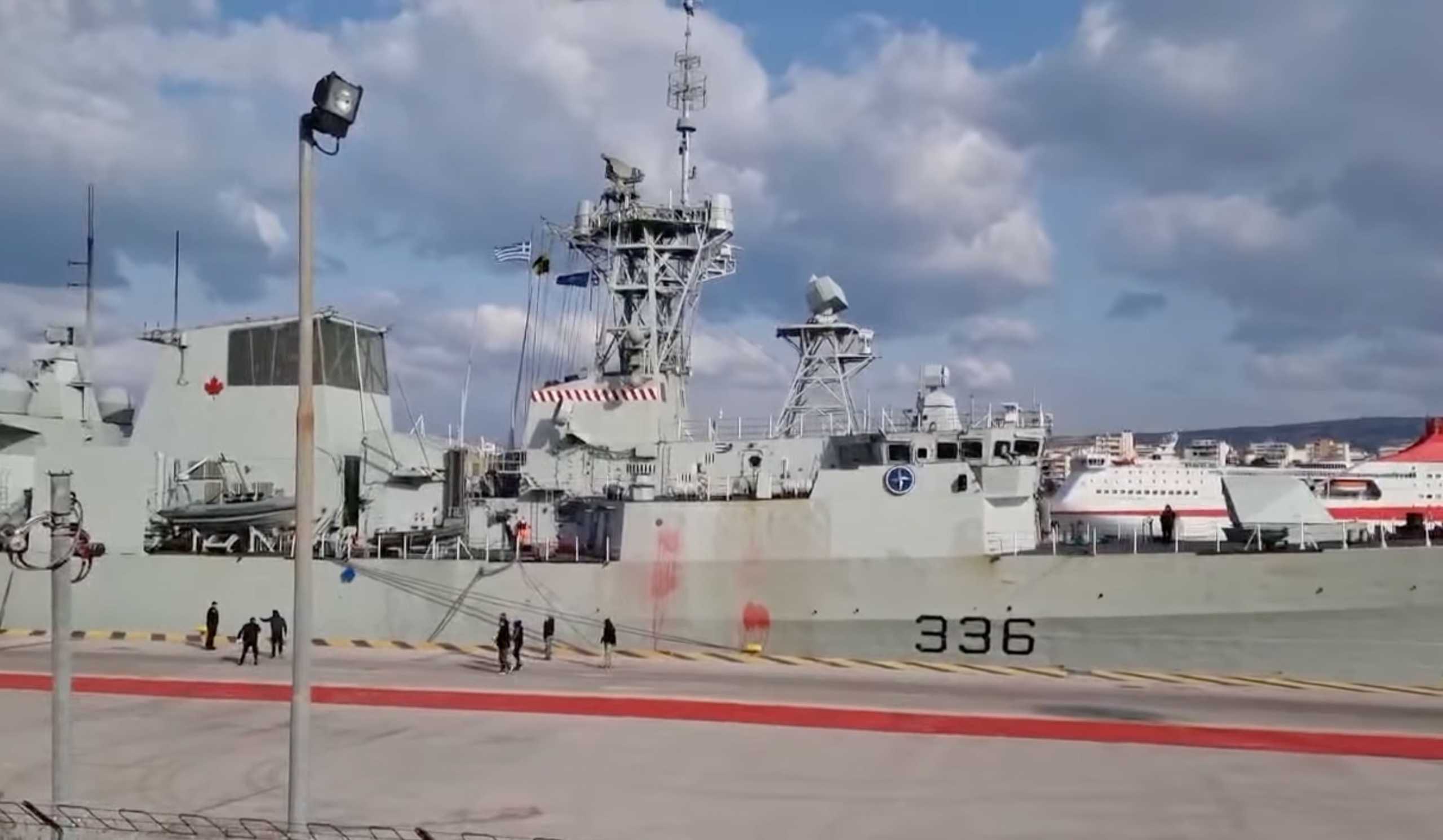 ΚΚΕ και ΚΝΕ πέταξαν μπογιές σε πλοίο του ΝΑΤΟ στον Πειραιά