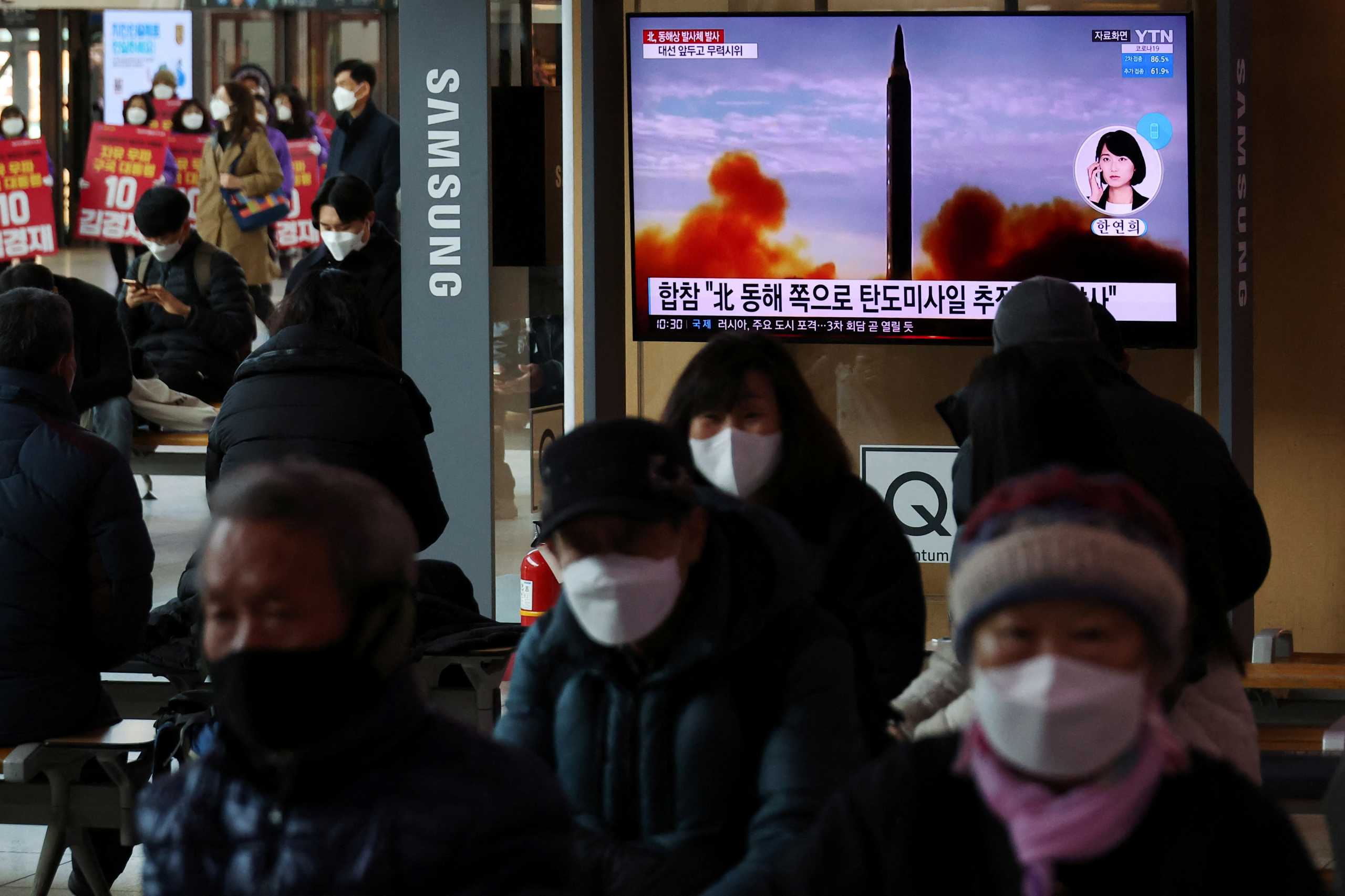 People watch a TV broadcasting a news report on North Korea's firing a ballistic missile off its east coast, in Seoul, South Korea, March 5, 2022.   REUTERS