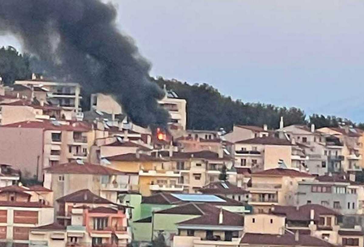 Κοζάνη: Φωτιά σε σπίτι «άπλωσε» ένα σύννεφο μαύρου καπνού πάνω από την πόλη – Οι πρώτες εικόνες