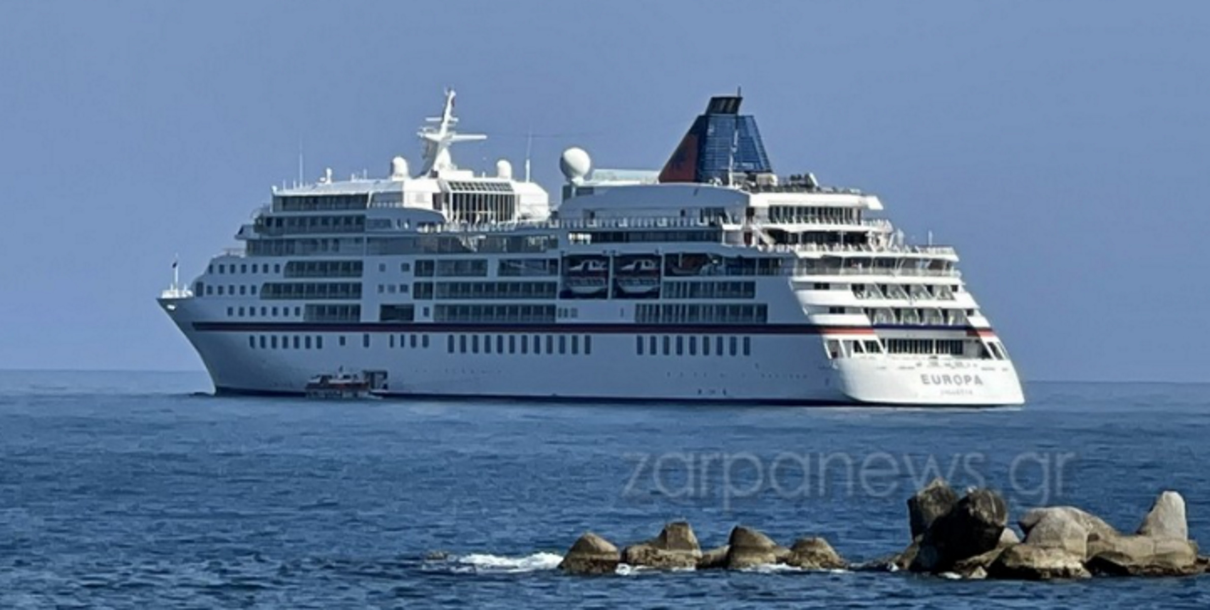 Στα Χανιά το κρουαζιερόπλοιο Europa – Τo θεόρατο πλωτό ξενοδοχείο που έκρυψε τον ήλιο