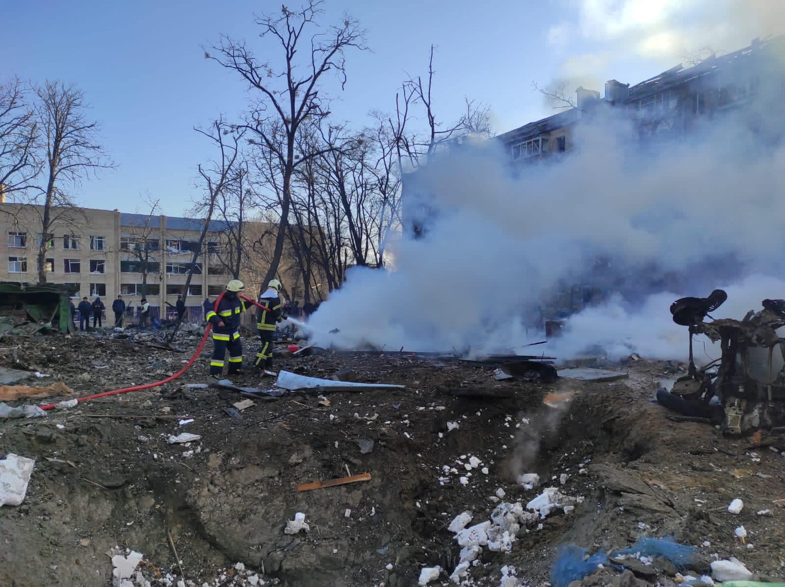 Новости войны на украине 20.03 2024. Обстрел жилых домов в Киеве. Взорванное здание в Киеве. Дом горит.