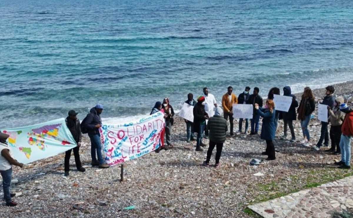 Μυτιλήνη: Μνημόσυνο για τους 7 νεκρούς πρόσφυγες του ναυαγίου – Οι συγκινητικές εικόνες στο σημείο