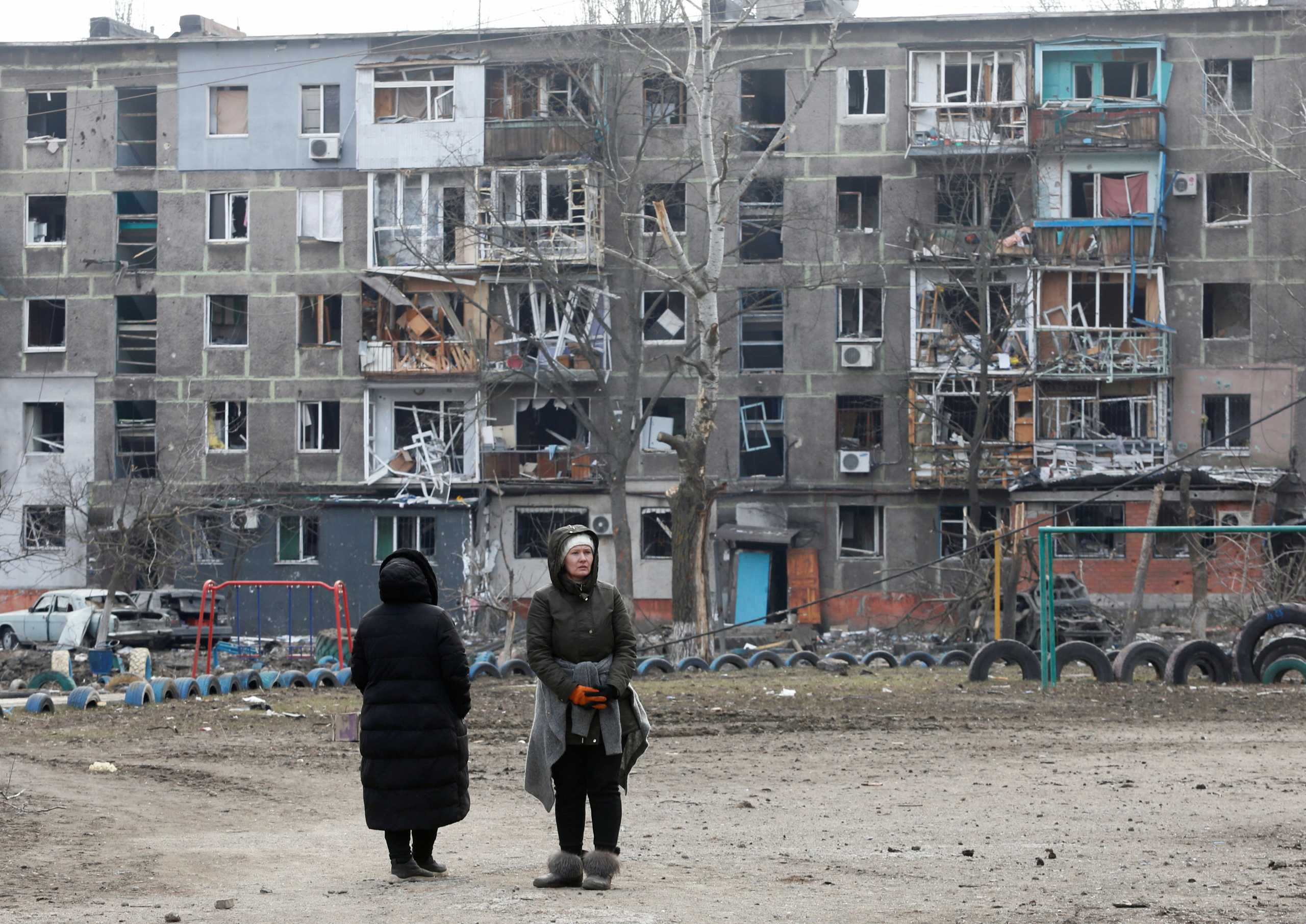 Ουκρανία: Σωτηρία φεύγοντας με τα πόδια αναζητούν οι κάτοικοι της κατεστραμμένης Μαριούπολης