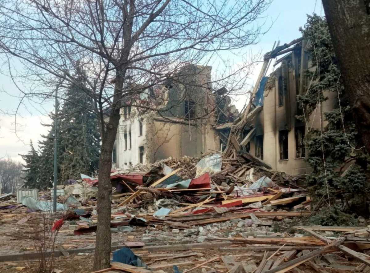 Ουκρανία: Αγωνία για πάνω από 1000 ανθρώπους που φέρονται παγιδευμένοι στο βομβαρδισμένο θέατρο στη Μαριούπολη