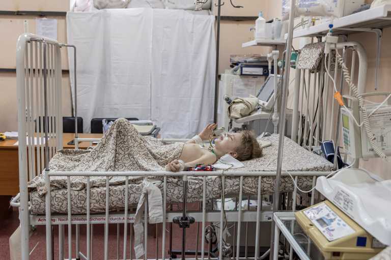 «Που είναι ο μπαμπάς μου;» - Σπαράζει καρδιές αγοράκι 3 ετών που νοσηλεύεται στη Μαριούπολη