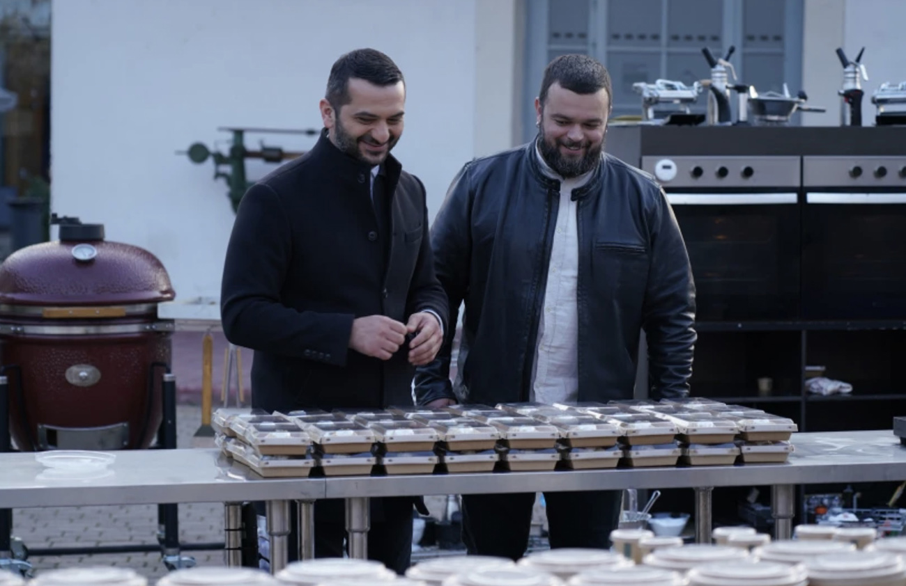 MasterChef: Οι διαγωνιζόμενοι προσφέρουν ένα πλήρες γεύμα σε 100 πρόσφυγες