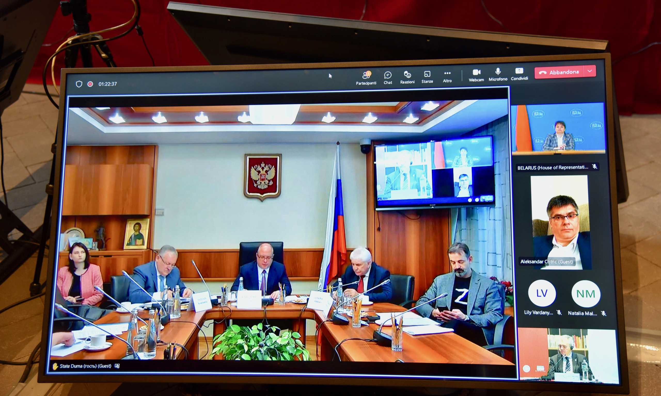 Ρώσος βουλευτής εμφανίστηκε με το «Ζ» της εισβολής στην Ουκρανία – Έντονη αντίδραση Χαρακόπουλου