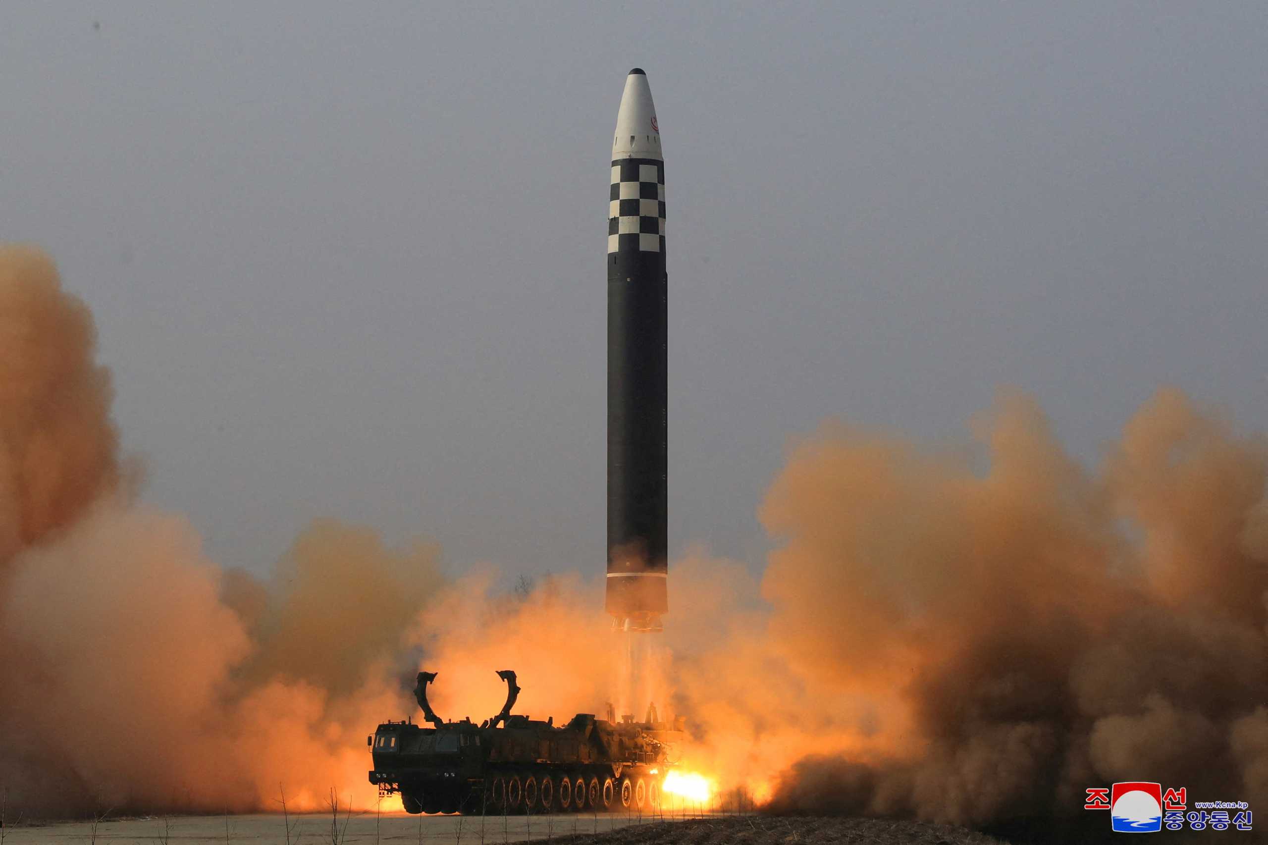 Βόρεια Κορέα: Η Πιονγκγιάνγκ προχώρησε στη δοκιμή τριών βαλλιστικών πυραύλων