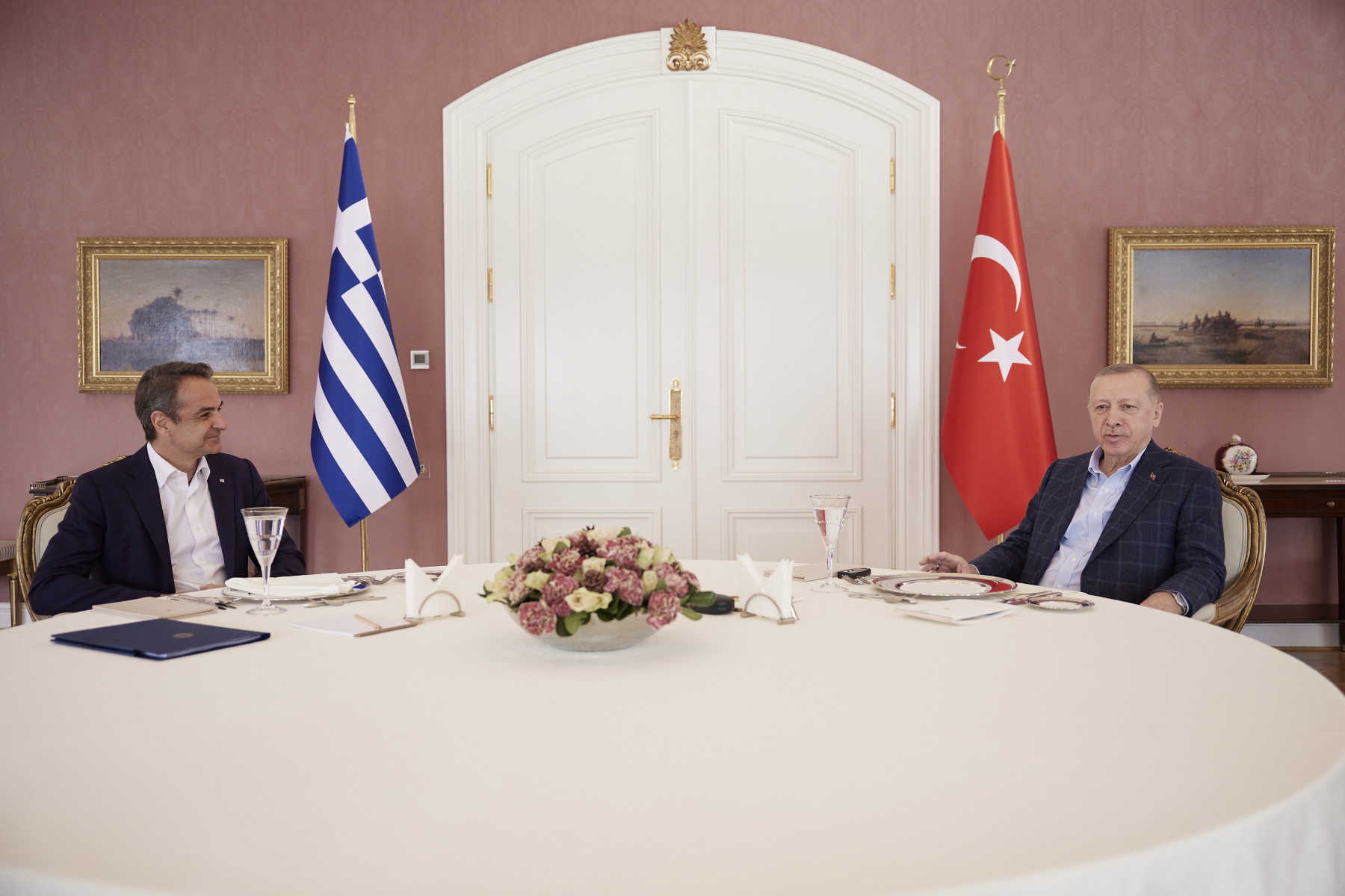 Μητσοτάκης – Ερντογάν: «Βάλαμε θεμέλια για βελτίωση των σχέσεων» αναφέρουν κυβερνητικές πηγές