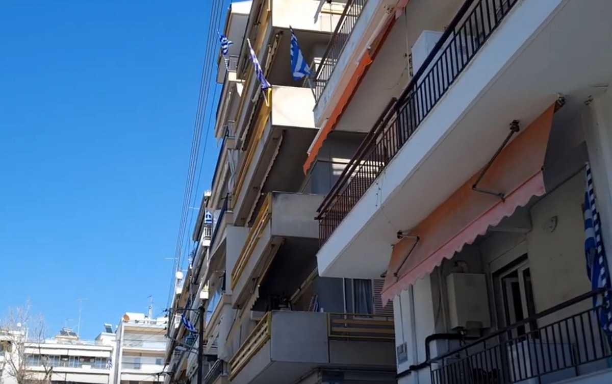 Θεσσαλονίκη: Πιο γαλανόλευκα από ποτέ τα μπαλκόνια στην πόλη – Έτσι γιορτάζει η πόλη την 25η Μαρτίου