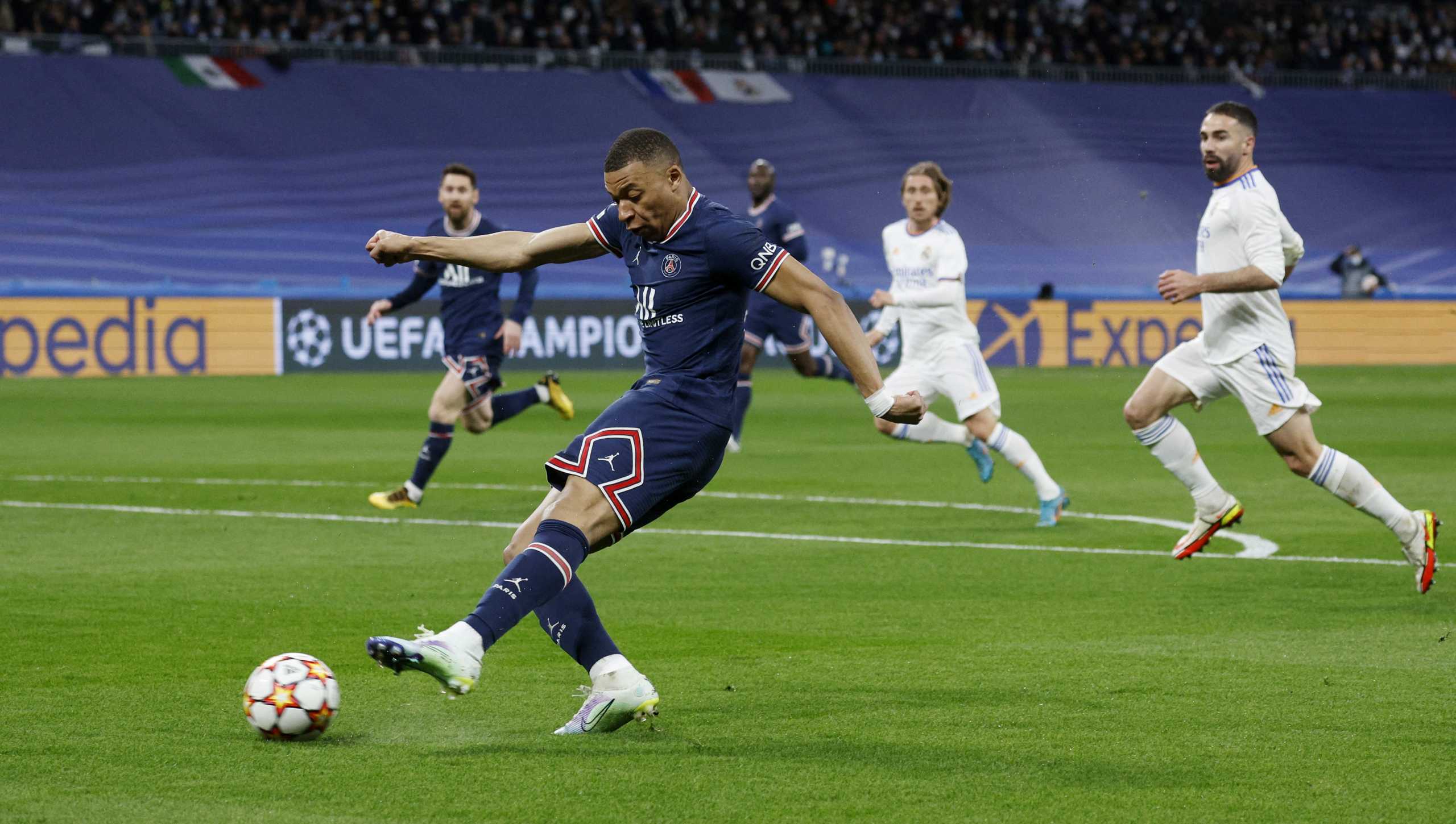 Soccer Football - Champions League - Round of 16 Second Leg - Real Madrid v Paris St Germain - Santiago Bernabeu, Madrid, Spain - March 9, 2022 Paris St Germain's Kylian Mbappe shoots at goal REUTERS