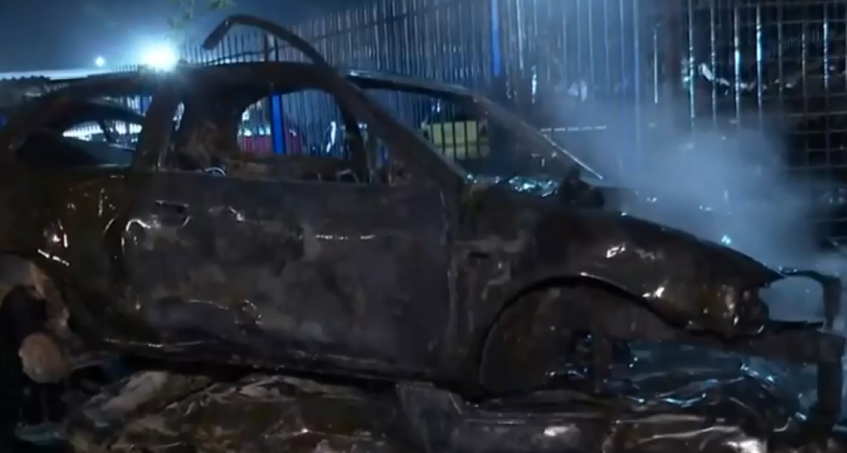 Ασπρόπυργος: Φωτιά σε μάντρα αυτοκινήτων μετά από έκρηξη σε υποσταθμό της ΔΕΗ