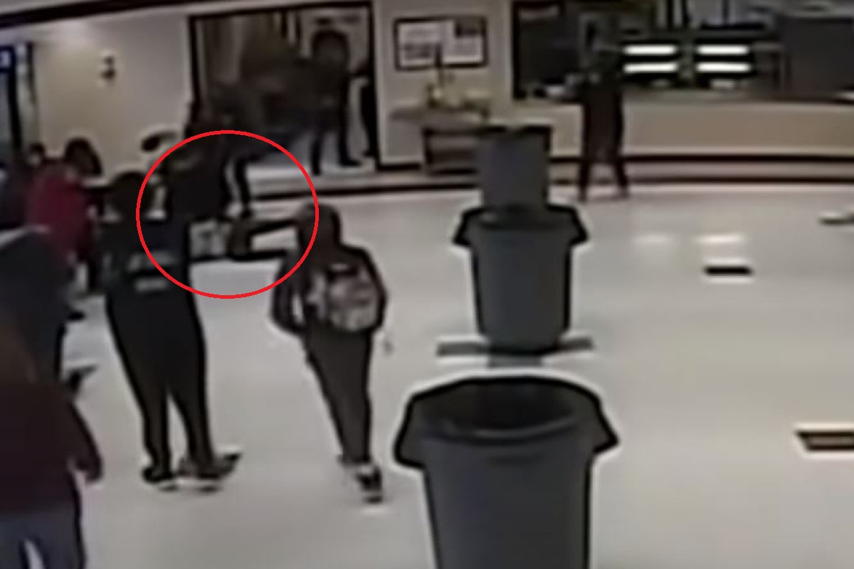 ΗΠΑ: Αστυνομικός γονατίζει 12χρονη μαθήτρια και την πιέζει στον λαιμό