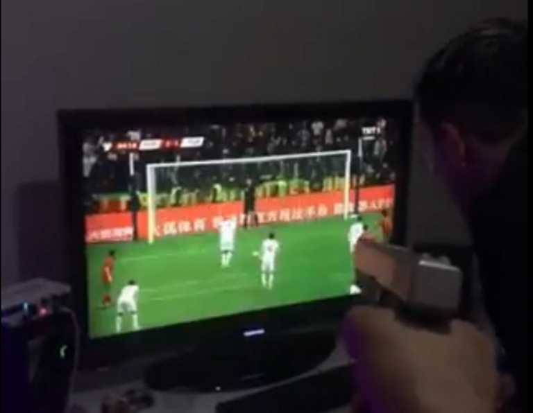 Τούρκος οπαδός πυροβόλησε την τηλεόραση μετά το χαμένο πέναλτι του Γιλμάζ
