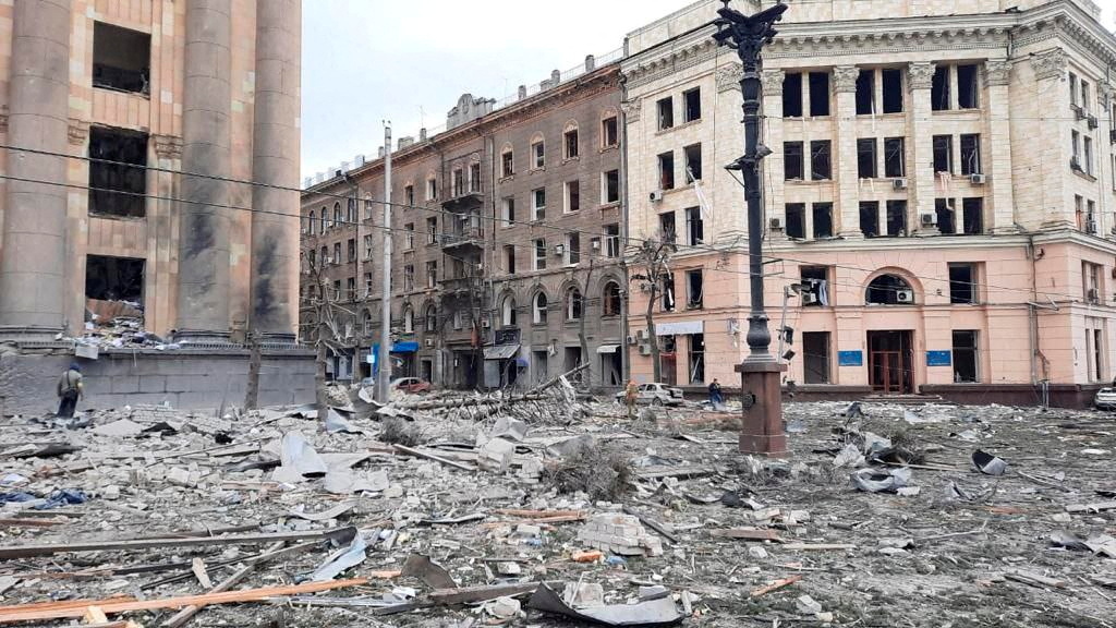 Εισβολή στην Ουκρανία: «Βρέχει» αερομεταφερόμενες δυνάμεις στο Χάρκοβο – «Όλη η πόλη έχει βομβαρδιστεί»