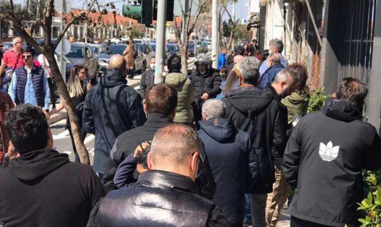 Θεσσαλονίκη: Ατελείωτες ουρές για μπακαλιάρο σκορδαλιά – Αναμονή που φτάνει τη μία ολόκληρη ώρα