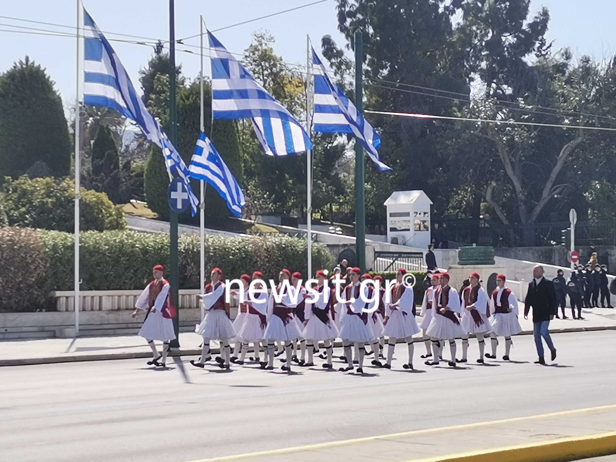 Παρέλαση 25ης Μαρτίου: Πλήθος κόσμου στο κέντρο της Αθήνας – Με μάσκες οι θεατές