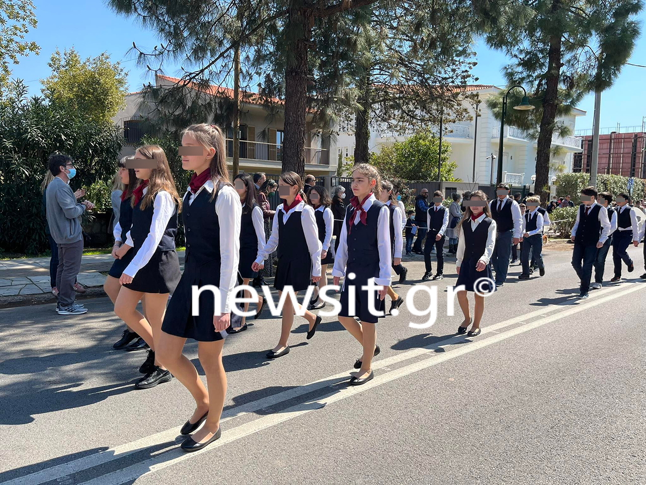 Στιγμιότυπα από τις μαθητικές παρελάσεις της 25ης Μαρτίου – Πλήθος κόσμου