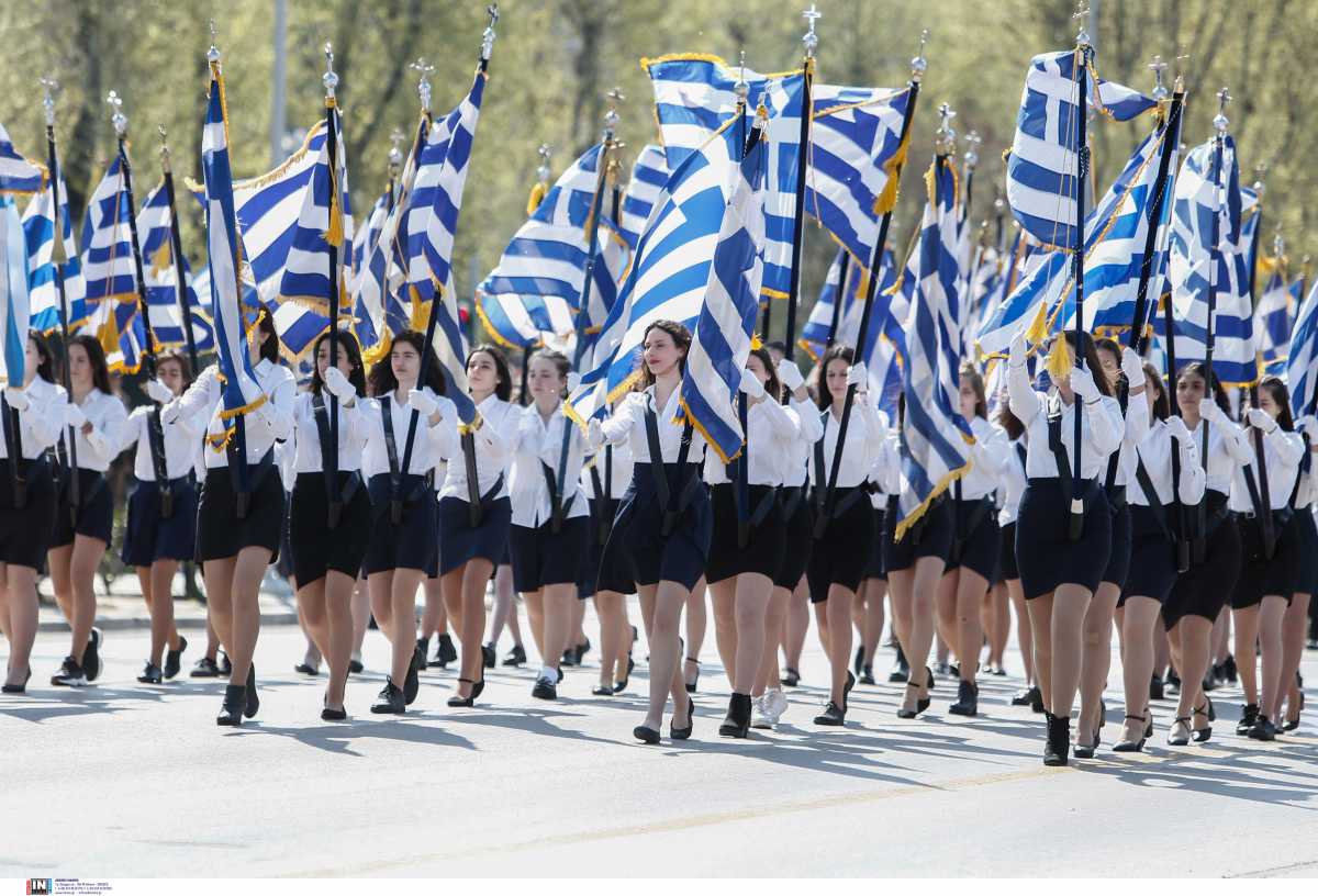 Τρίκαλα: Ξύλο σε σχολείο για τον σημαιοφόρο της μαθητικής παρέλασης – Απειλές και μηνύσεις