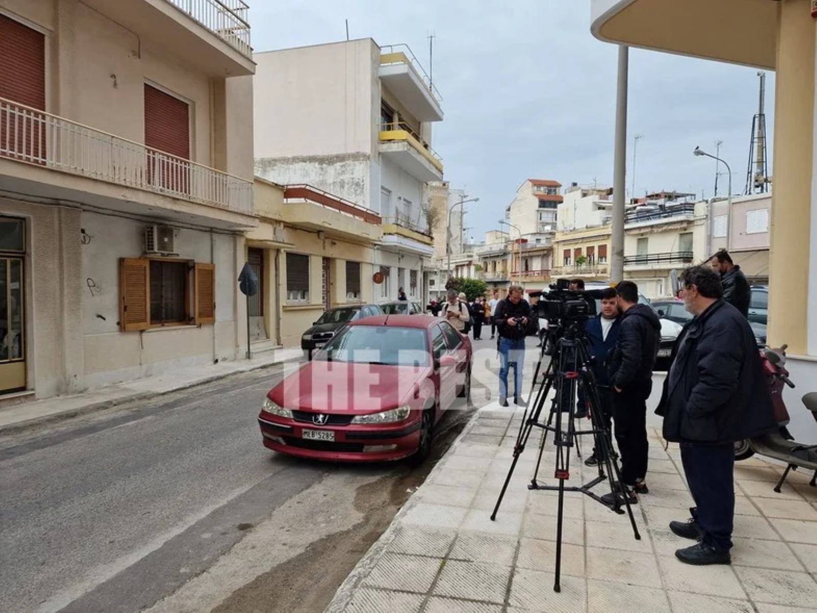 Πάτρα: Χαμός από δημοσιογράφους έξω από το σπίτι της Ρούλας Πισπιρίγκου