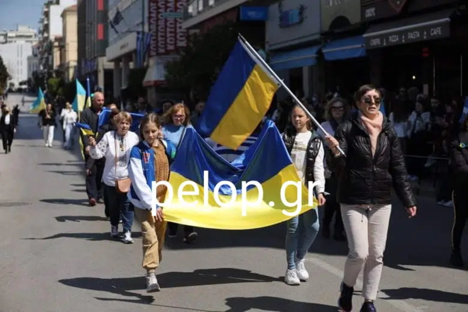 Παρέλαση 25ης Μαρτίου στην Πάτρα: Ουκρανοί πρόσφυγες παρέλασαν με σημαίες και μηνύματα για ειρήνη