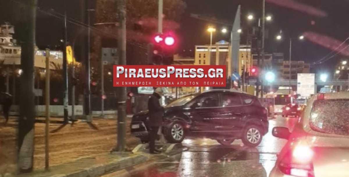 Τροχαίο στον Πειραιά – Αυτοκίνητο «καρφώθηκε» σε φανάρι στην ακτή Μιαούλη
