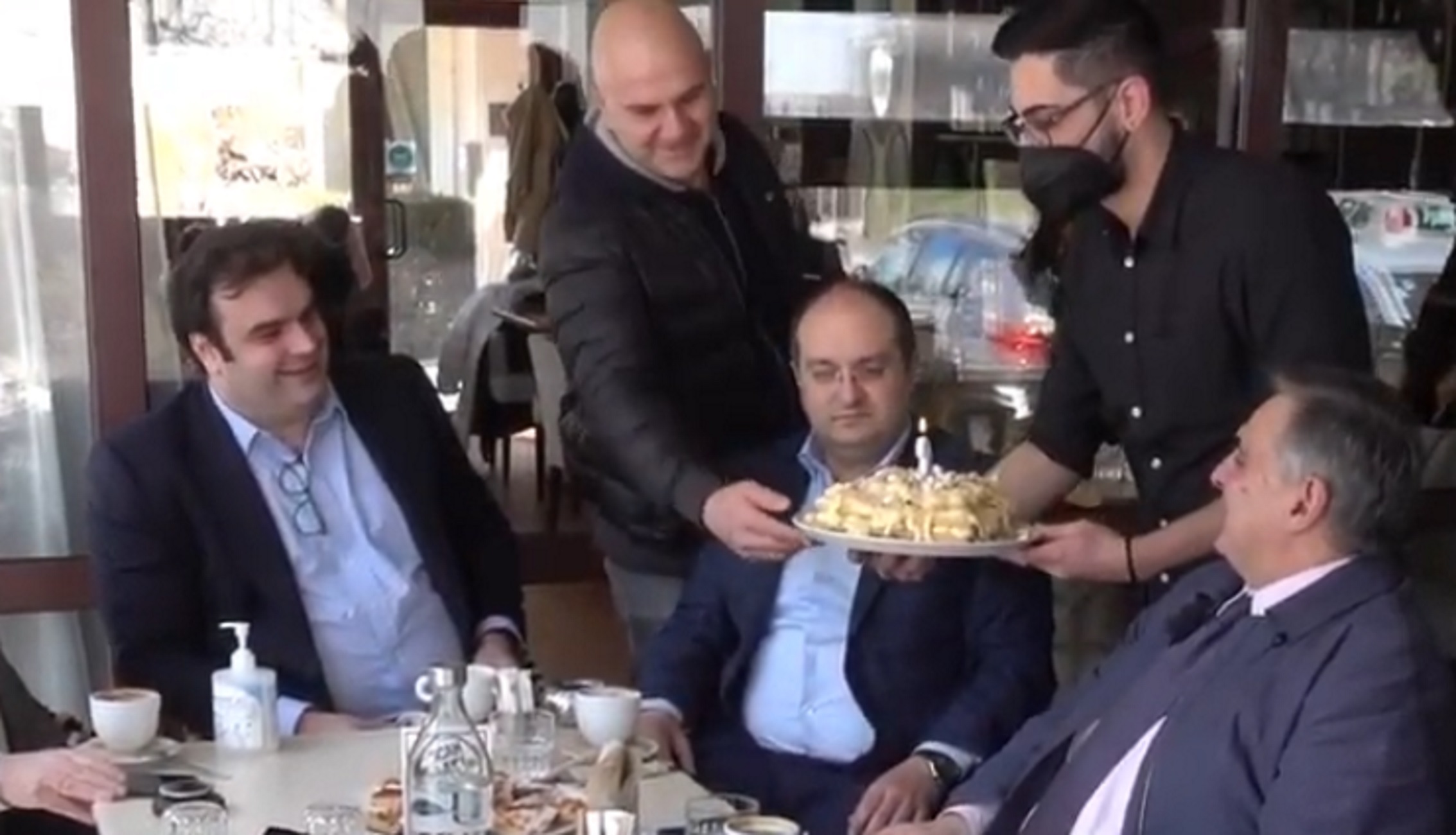 Κιλκίς: Η στιγμή της έκπληξης σε καφετέρια στο τραπέζι που κάθονταν δύο υπουργοί της κυβέρνησης