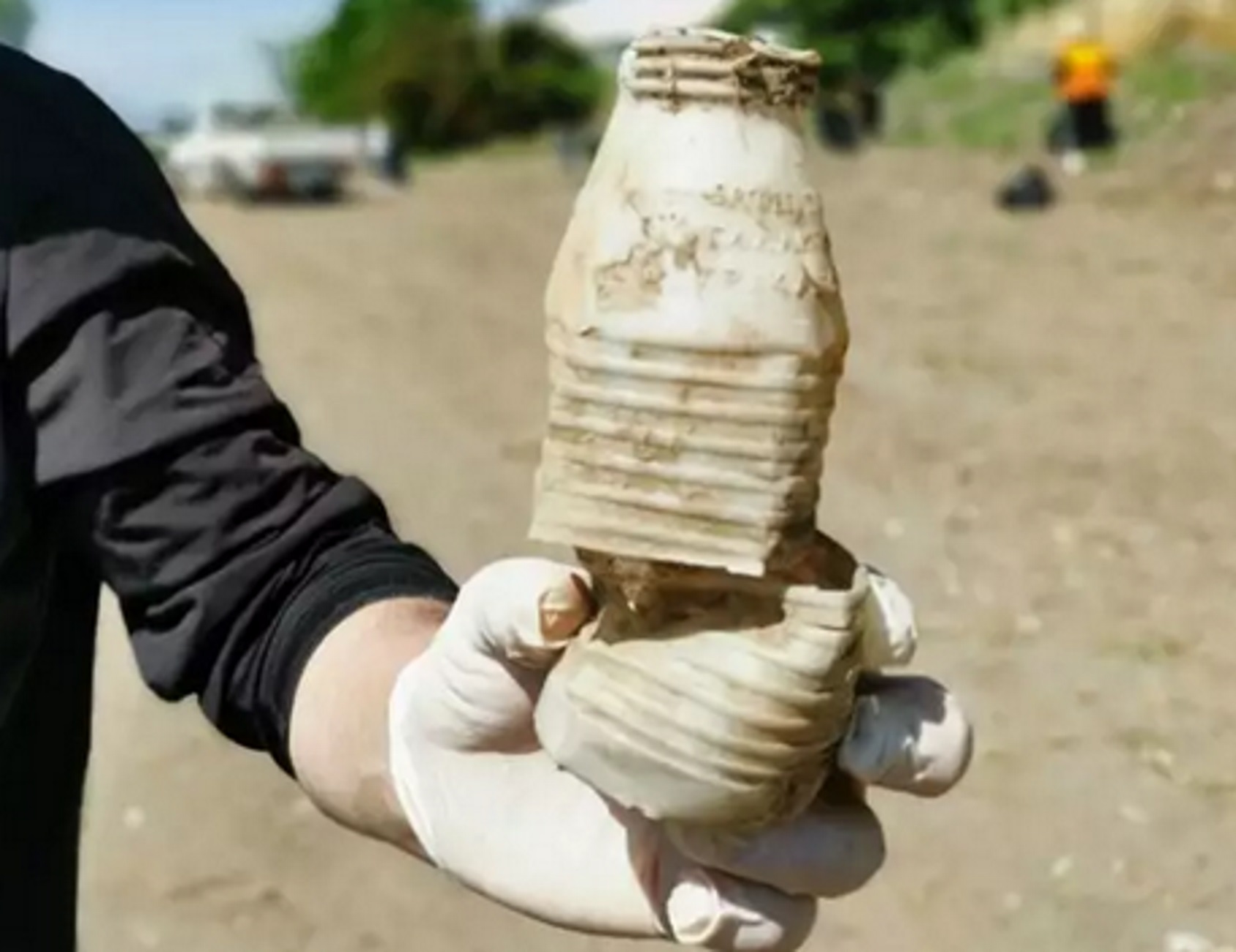 Χαλκιδική: Έριξαν πλαστικό μπουκάλι σε παραλία και 40 χρόνια μετά το βρήκαν πάλι μπροστά τους