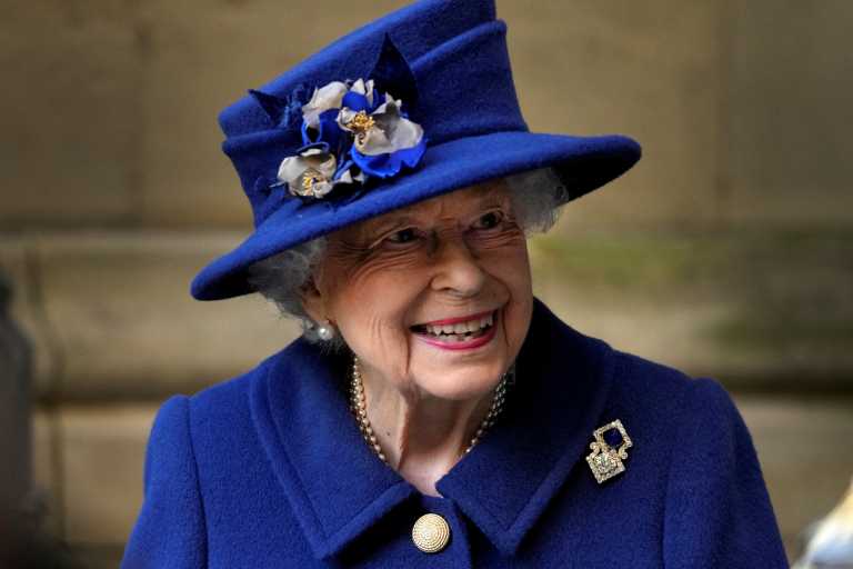 «Η βασίλισσα Ελισάβετ είναι σε αναπηρικό καροτσάκι»