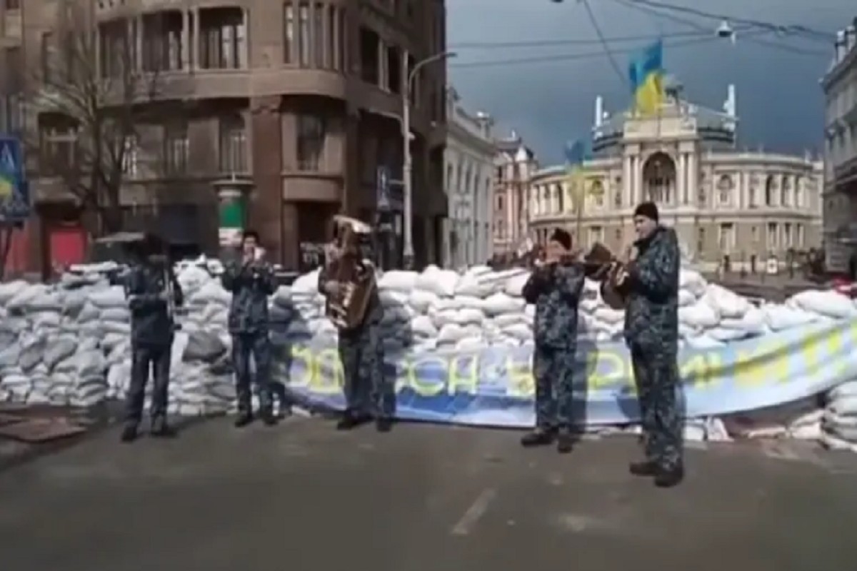 Πόλεμος στην Ουκρανία: Η στιγμή που η μπάντα του στρατού στην Οδησσό παίζει το «Don’t Worry Be Happy»