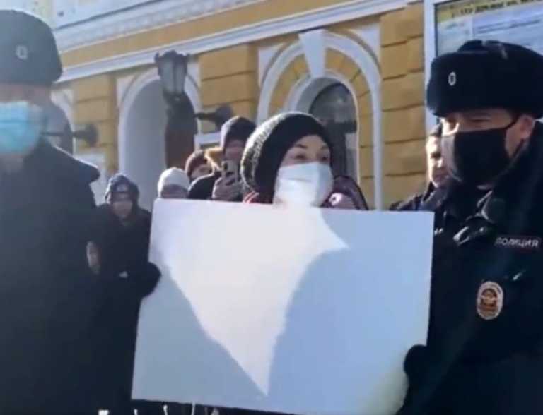 Ρώσοι διαδηλώνουν κατά του πολέμου στην Ουκρανία - Πάνω από 800 συλλήψεις
